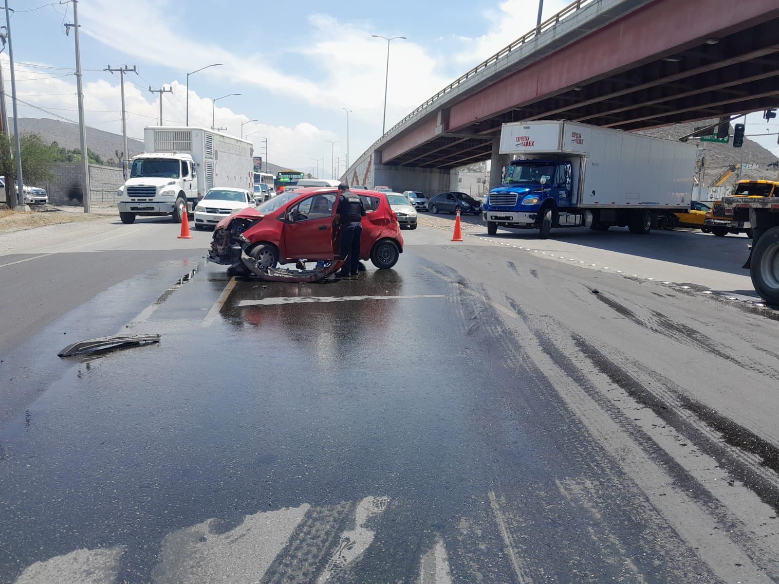 Imprudente trailero casi provoca tragedia en Ramos Arizpe al invadir carril. Noticias en tiempo real