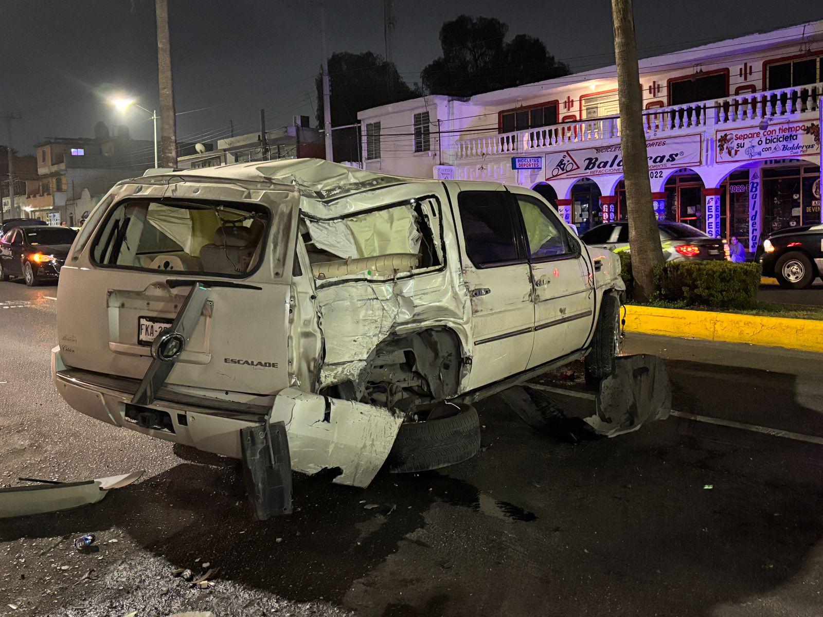 Causa conductora aparatoso choque en el Centro de Saltillo; daña tres negocios y un transporte de personal. Noticias en tiempo real