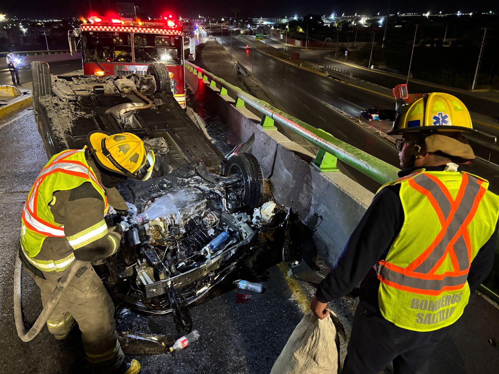 Acelerado conductor vuelca sobre ‘El Sarape’ en Saltillo; bomberos controlan incendio. Noticias en tiempo real