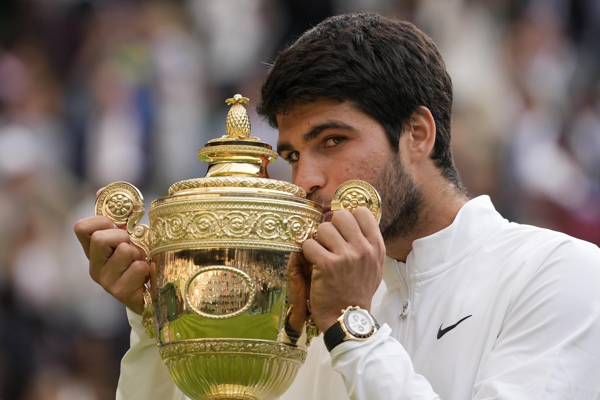 Carlos Alcaraz logra lo impensable: vence a Novak Djokovic y es campeón de Wimbledon