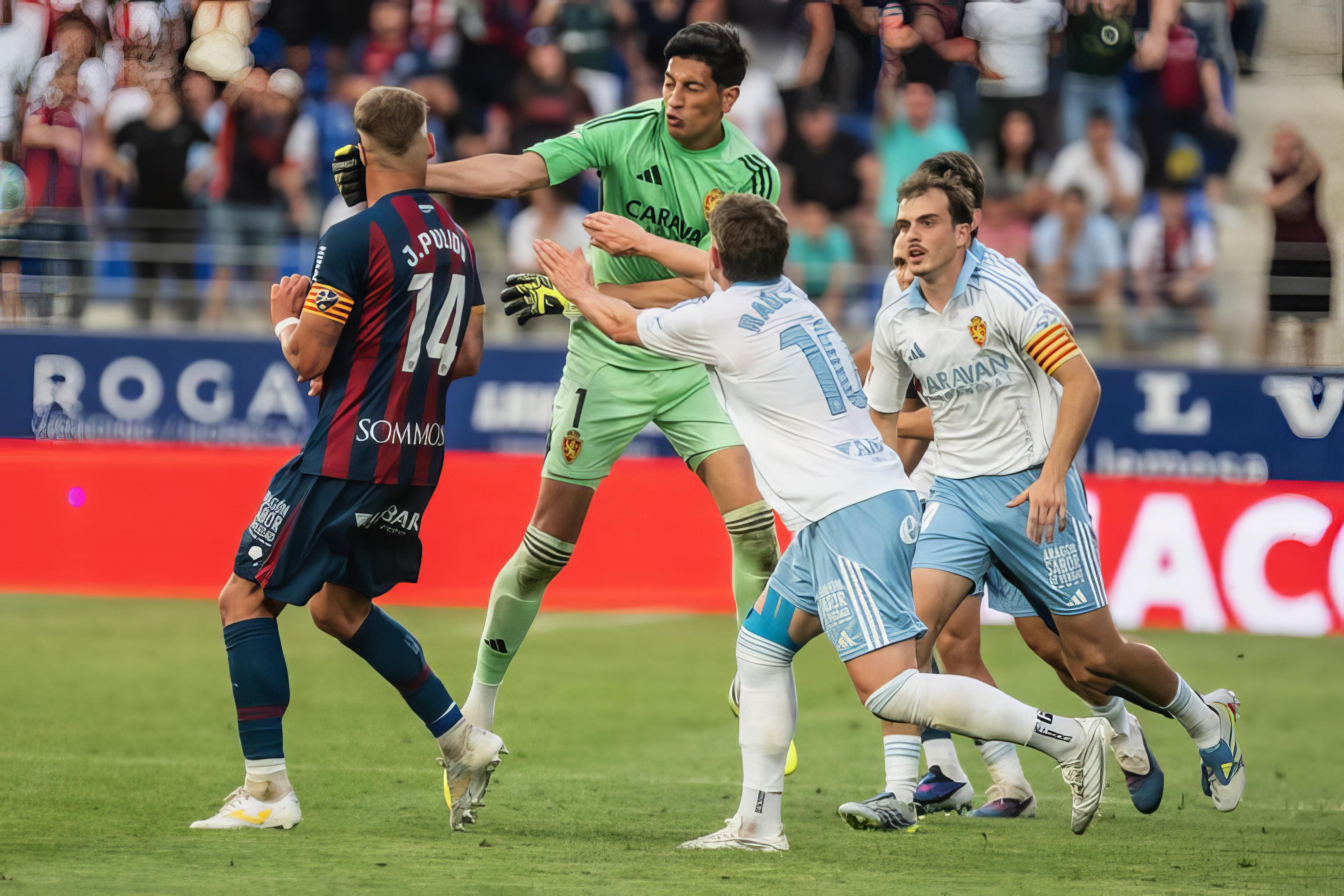 Esteban Andrada, ex de Rayados, arma la bronca, se vuelve loco y propina puñetazo a rival