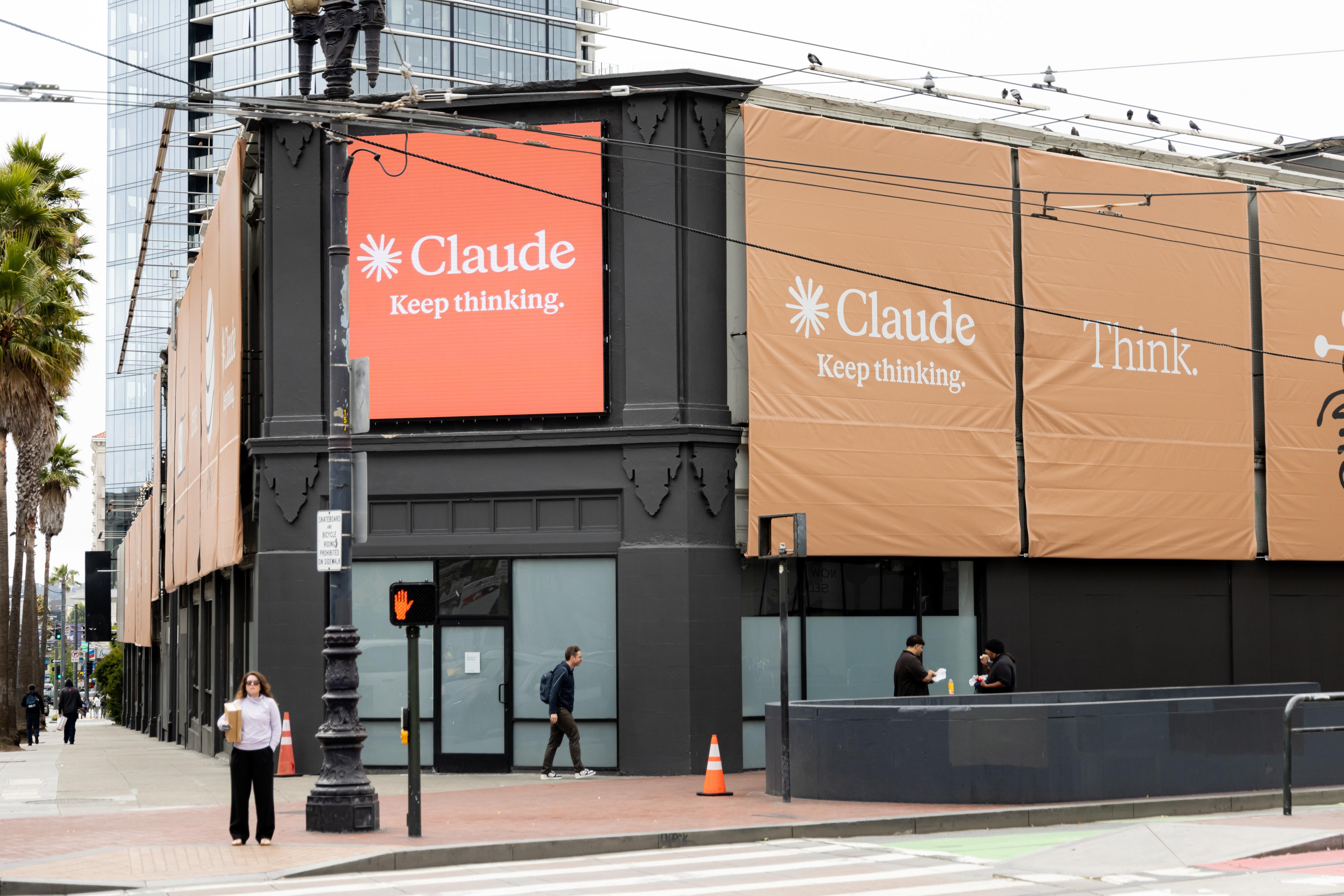 Pancartas que promocionan el modelo de inteligencia artificial Claude de Anthropic en San Francisco. Anthropic revolucionó el mundo tecnológico con el lanzamiento limitado de su modelo de IA Claude Mythos.
