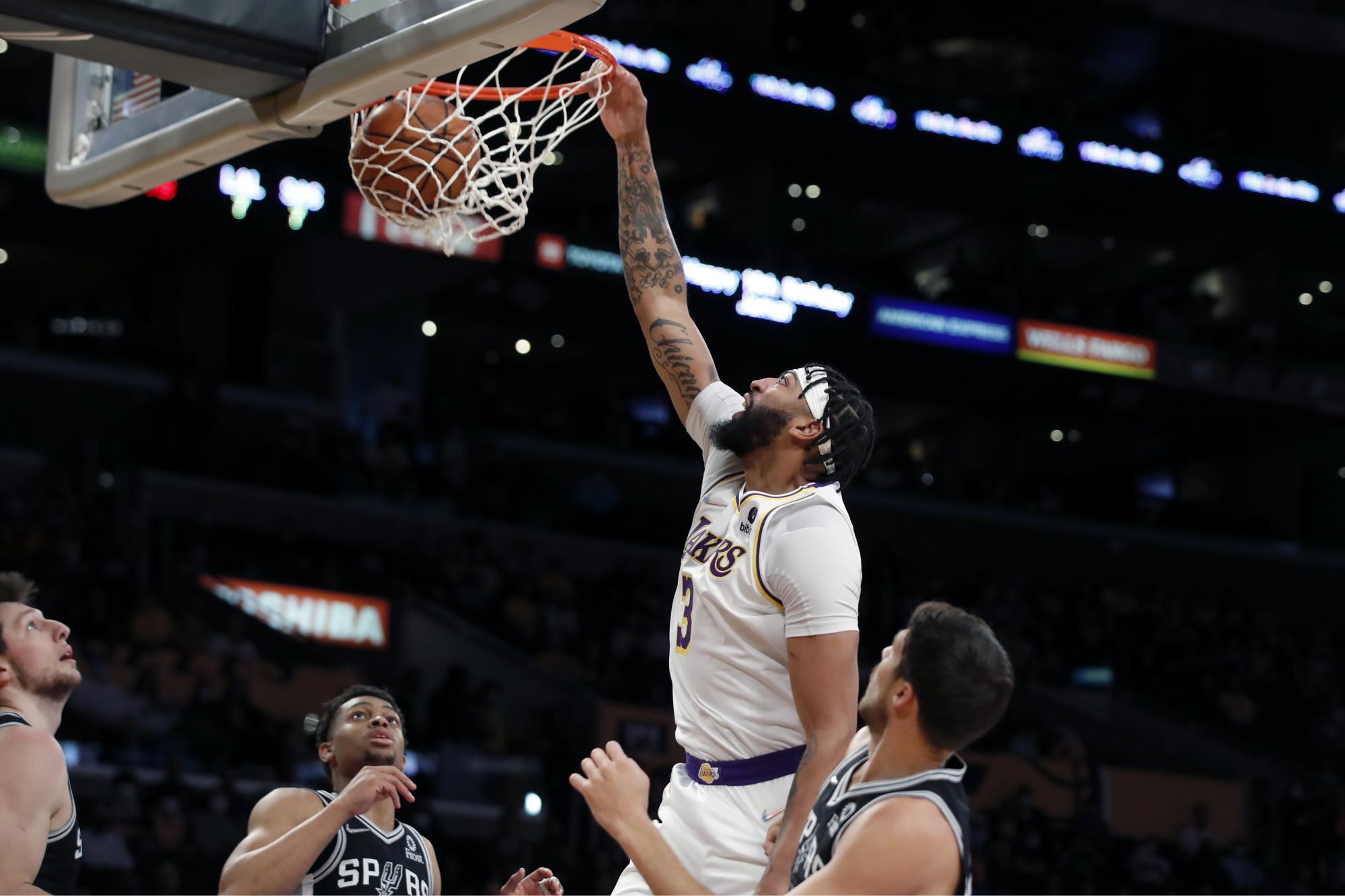 Davis y los Lakers doblegan a Spurs. Noticias en tiempo real