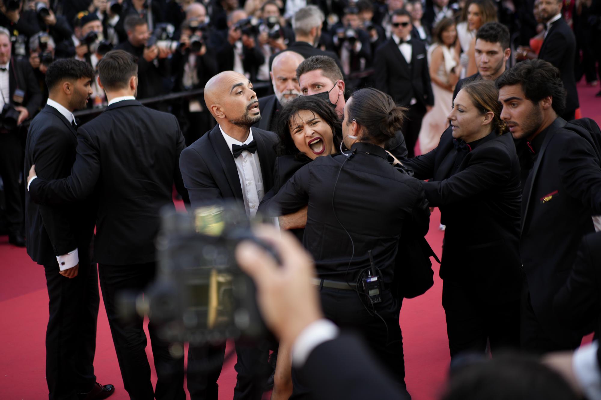 Mujer protesta en Cannes en el estreno de “Three Thousand Years of Longing” dirigida por George Miller. Noticias en tiempo real