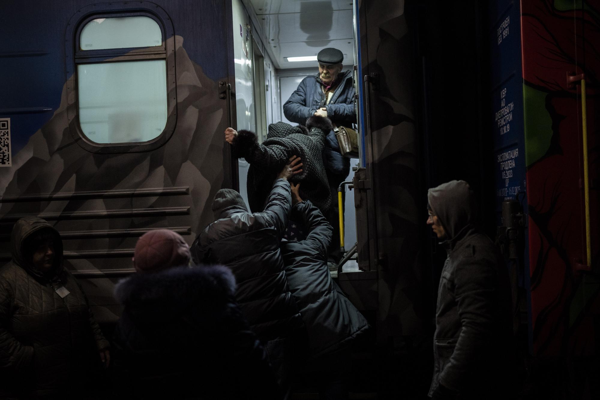 Piden autoridades ucranianas salir de las zonas liberadas; inicia evacuación de población civil. Noticias en tiempo real
