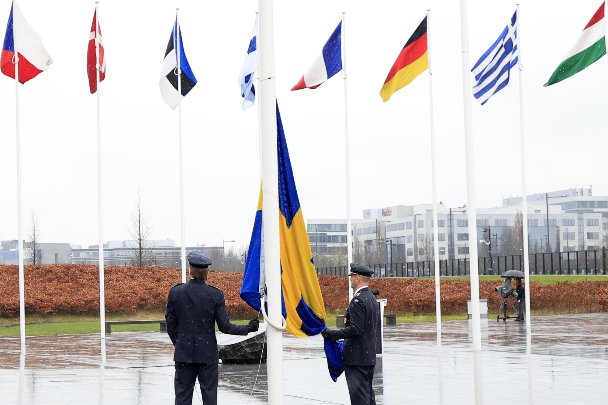Bandera de Suecia se iza en la sede de la OTAN después de su incorporación en la alianza . Noticias en tiempo real