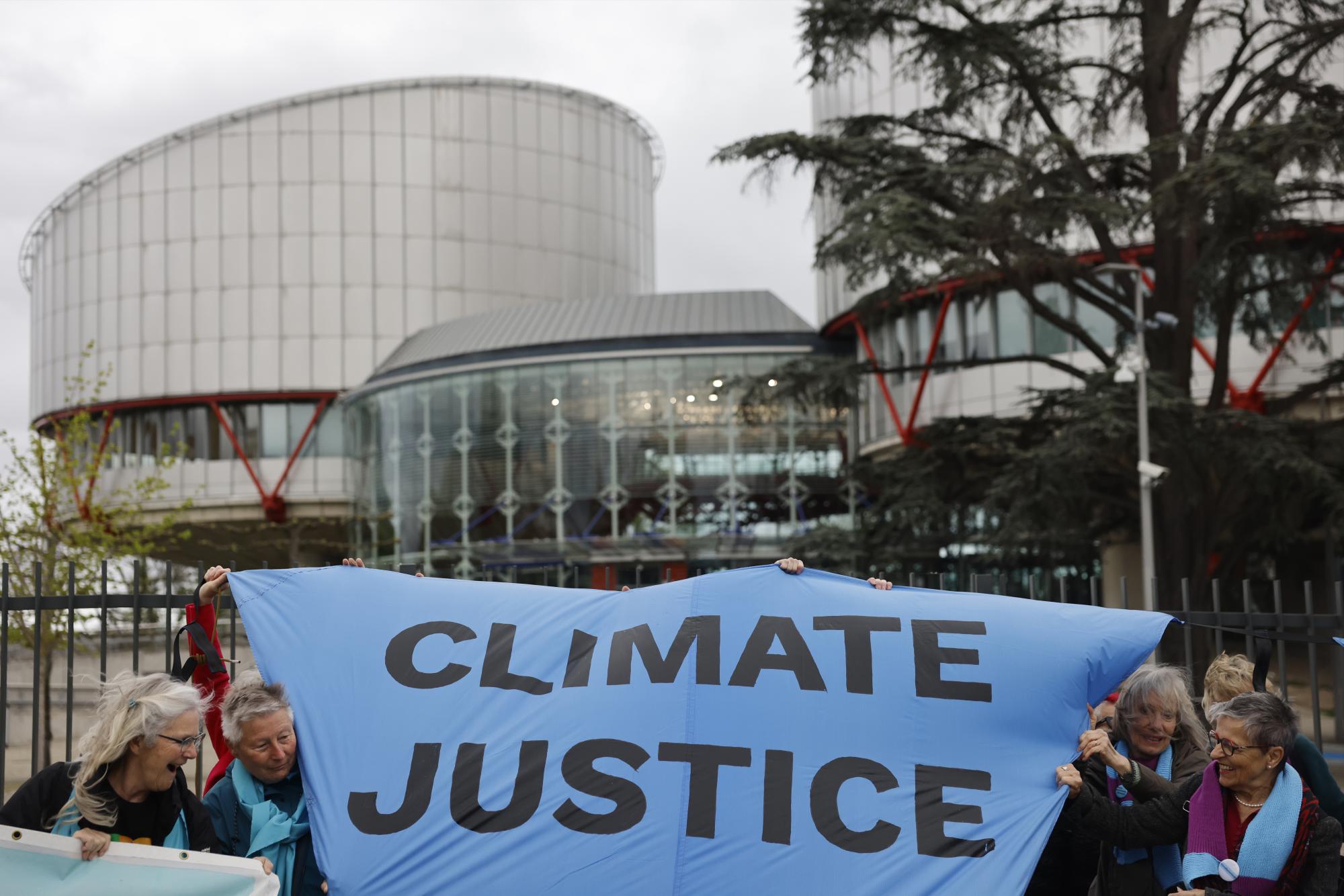 2,000 mujeres suizas logran una victoria histórica en un fallo judicial sobre clima en Estraburgo. Noticias en tiempo real