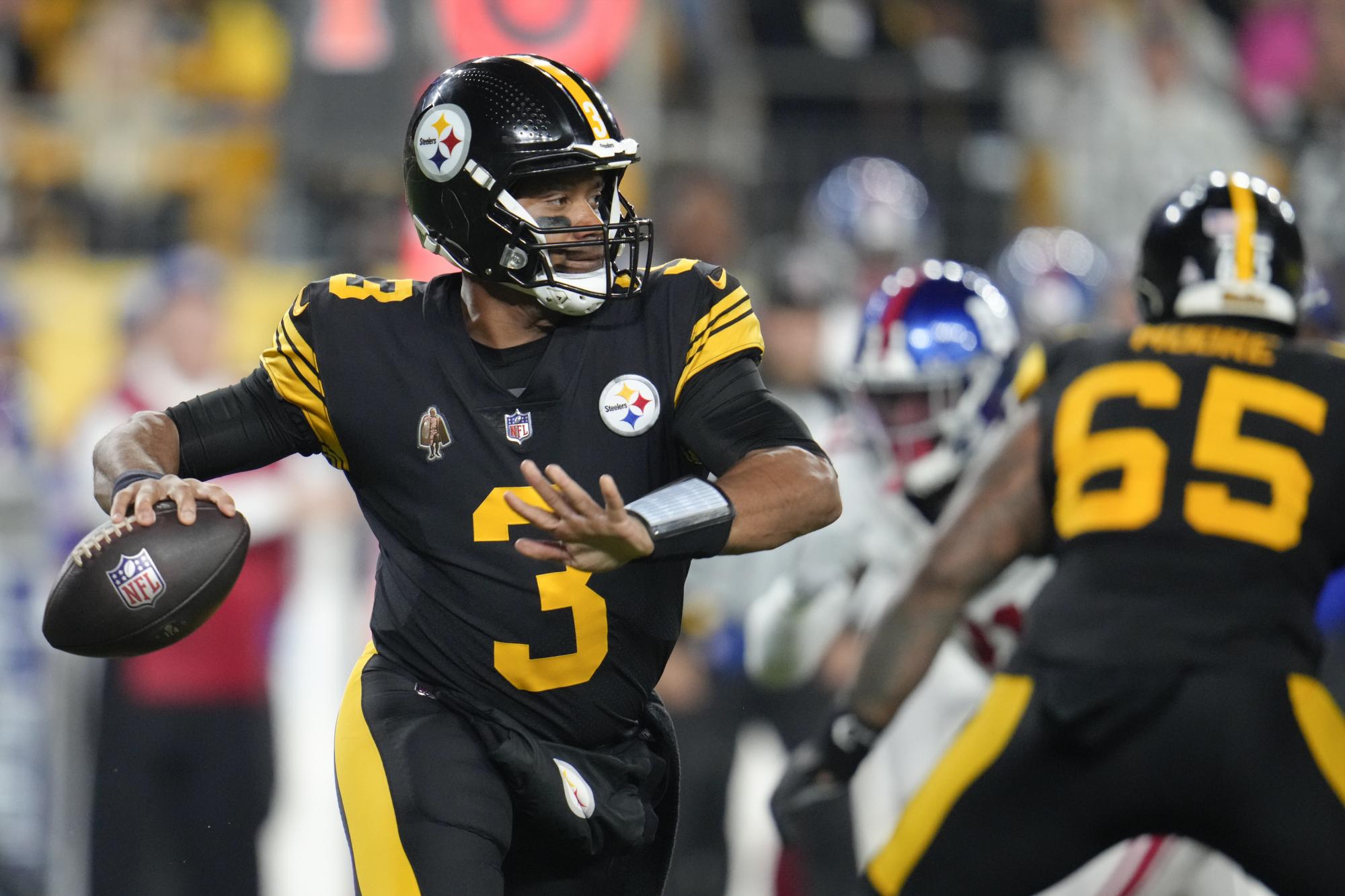 Los Steelers de Pittsburgh lograron su tercera victoria consecutiva al derrotar 26-18 a los Giants de Nueva York en el Acrisure Stadium, en un emocionante partido de lunes por la noche. La defensiva d