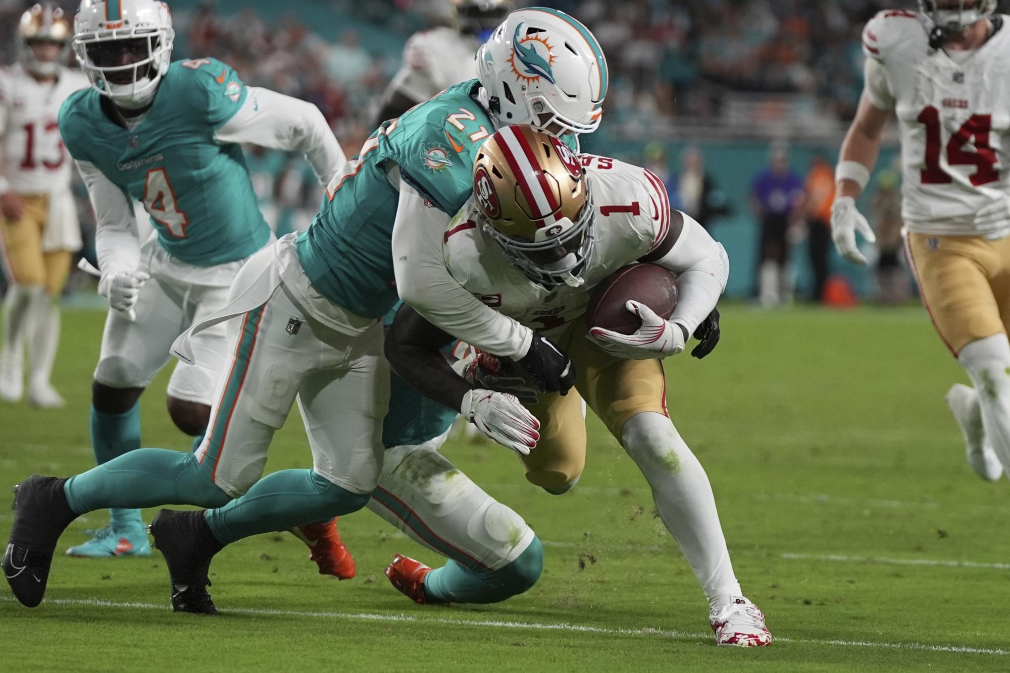 Los Dolphins de Miami se aferraron a sus posibilidades de postemporada con una sólida victoria de 29-17 sobre los 49ers de San Francisco este domingo. Tua Tagovailoa lideró la ofensiva al lanzar par