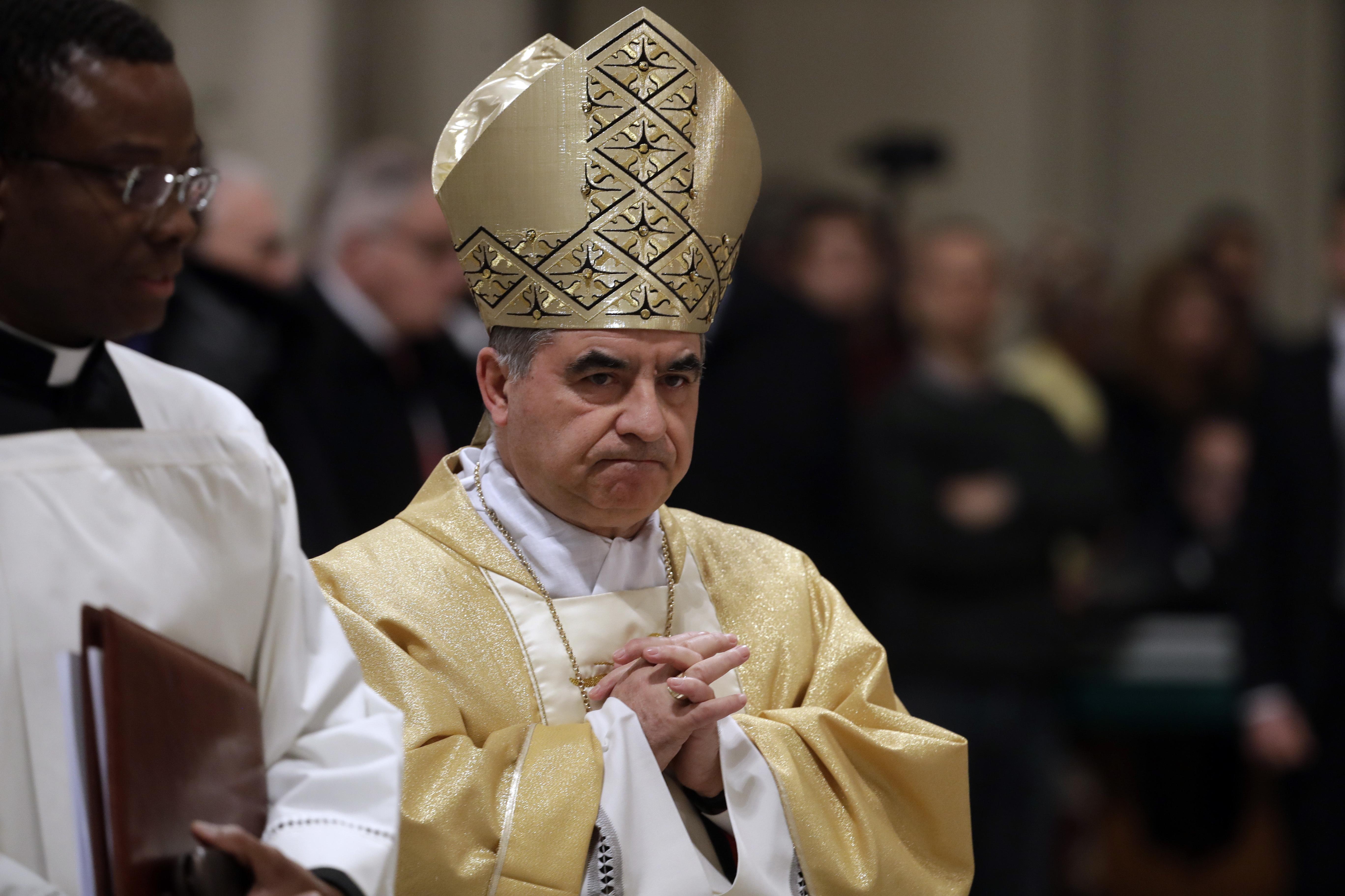 El cardenal Angelo Becciu, condenado por el escándalo inmobiliario del Vaticano, se retira del cónclave. Noticias en tiempo real