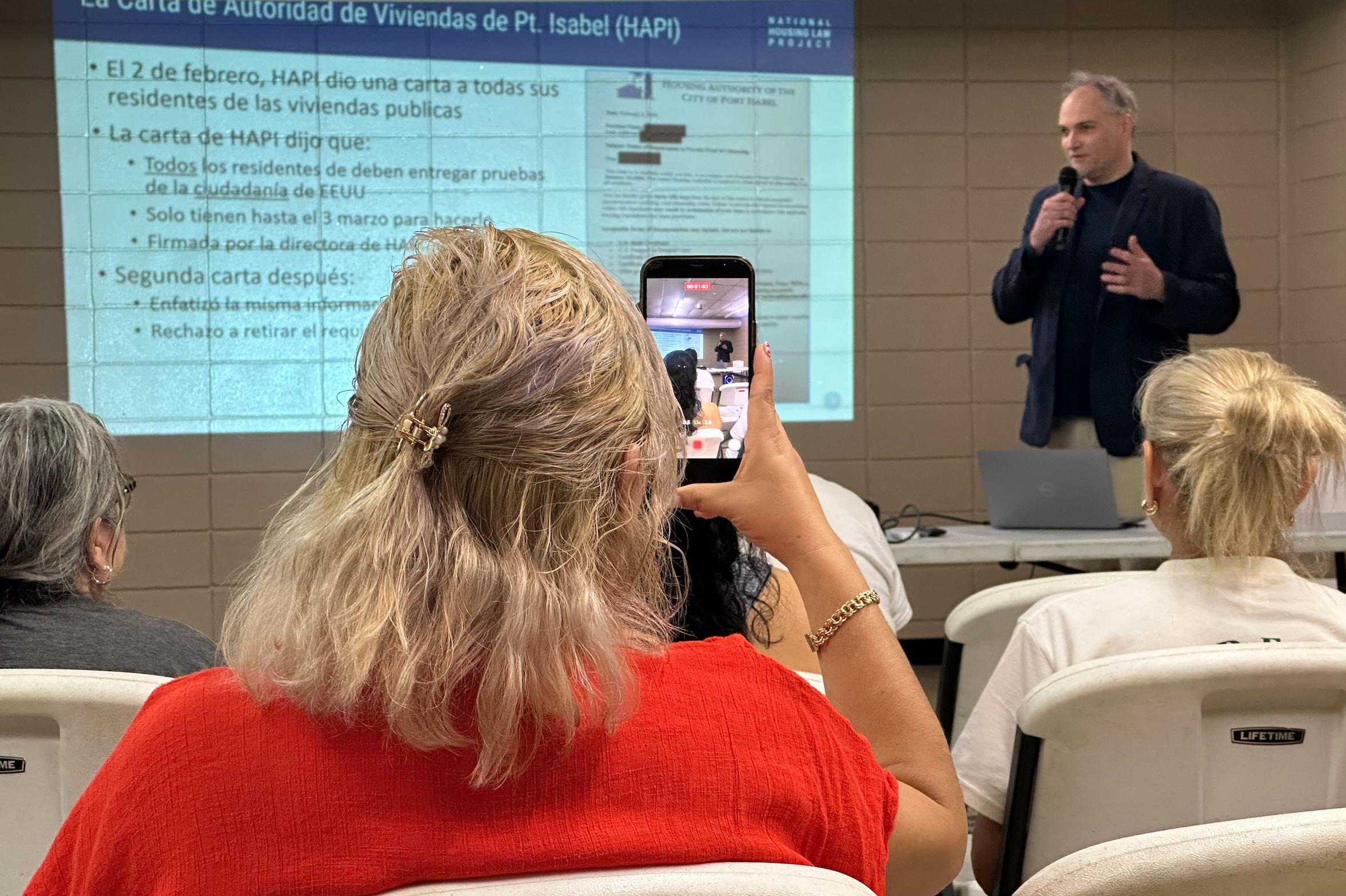 Personas enun foro público en Port Isabel, para escuchar a Eric Dunn, abogado del Proyecto Nacional de Leyes de Vivienda, sobre los derechos de los inquilinos.
