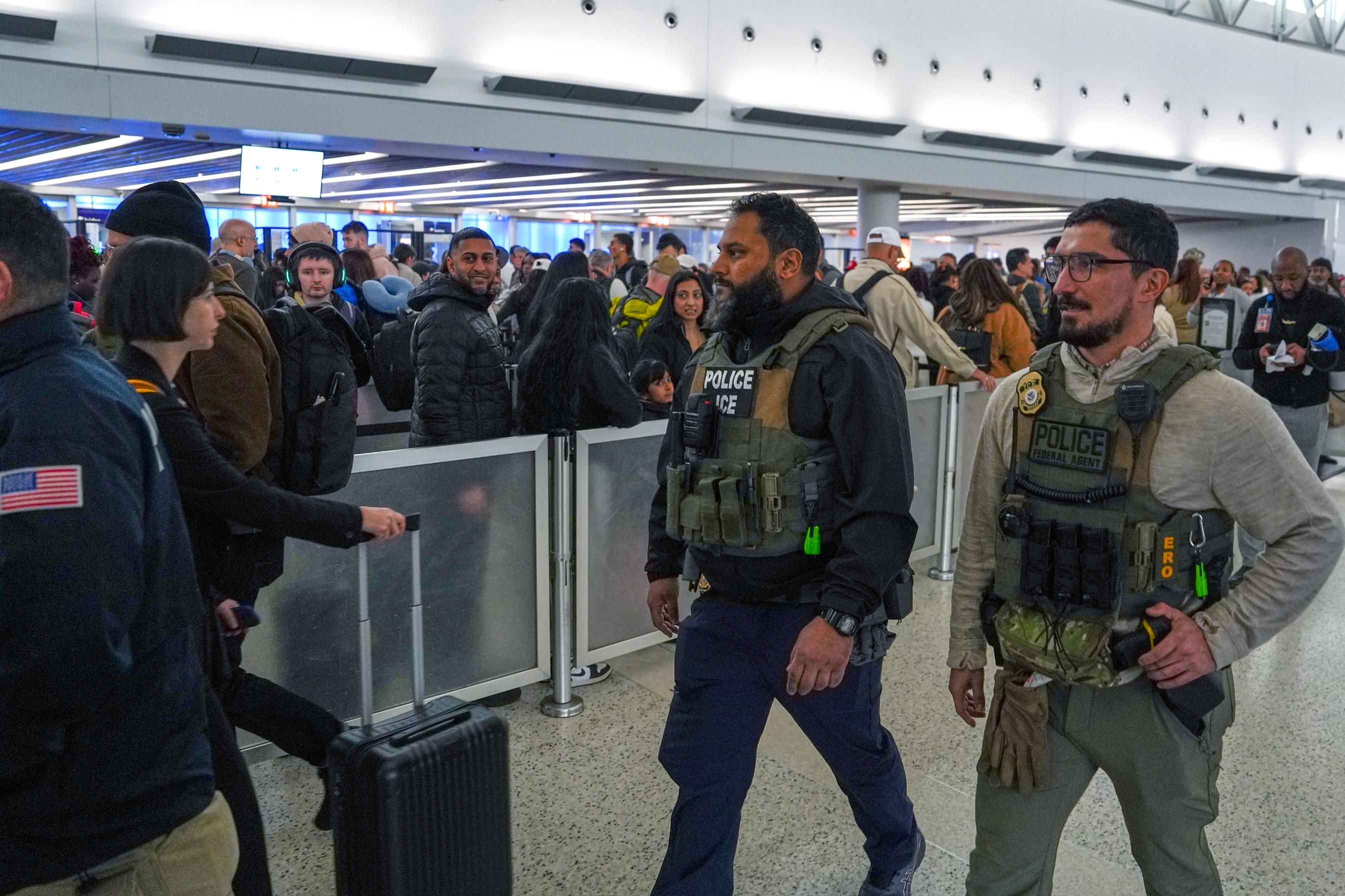 Despliegan a agentes del ICE en 14 aeropuertos de Estados Unidos