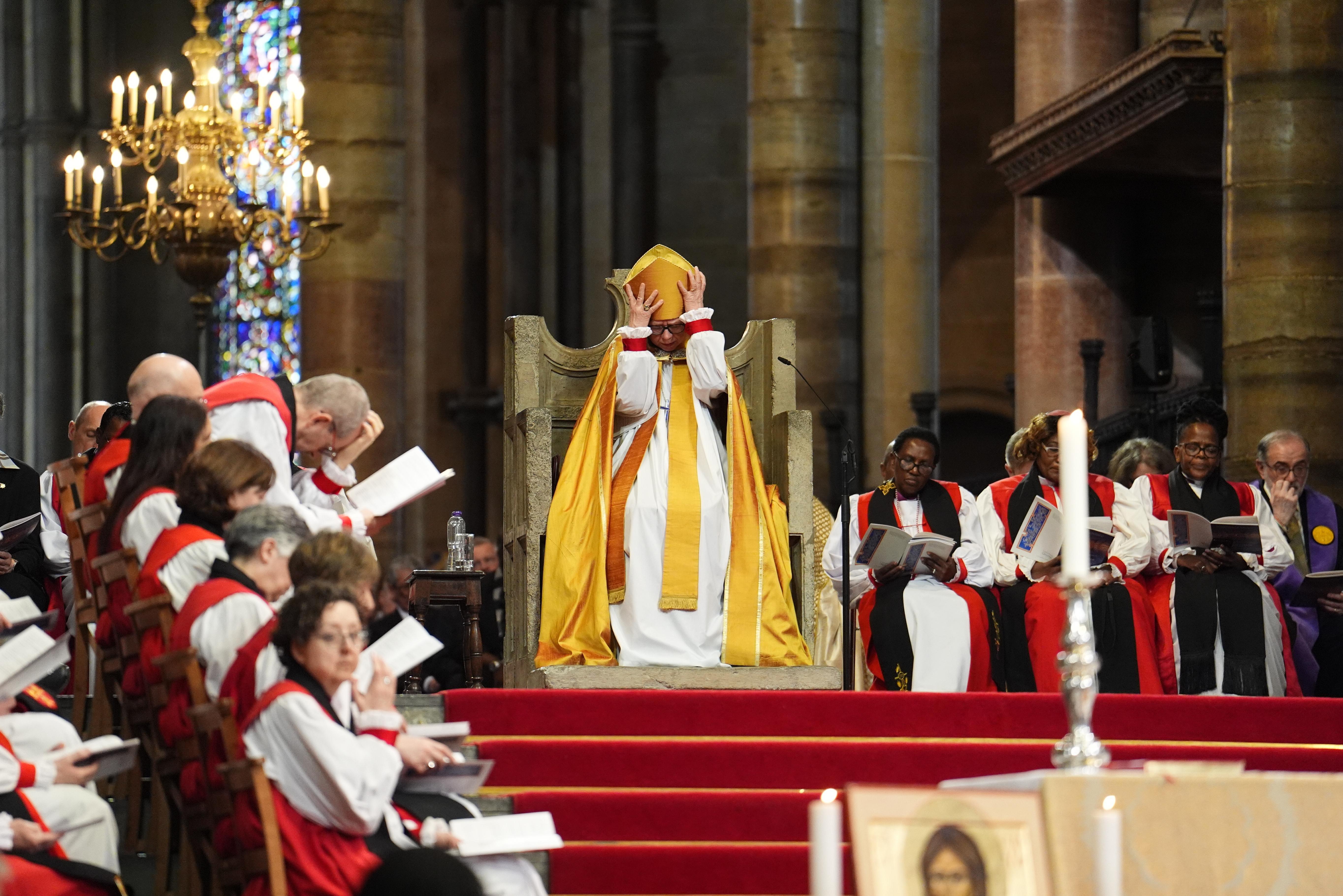 De enfermera oncológica a arzobispa de Canterbury, Sarah Mullally es investida como la primera mujer al frente de la Iglesia Anglicana
