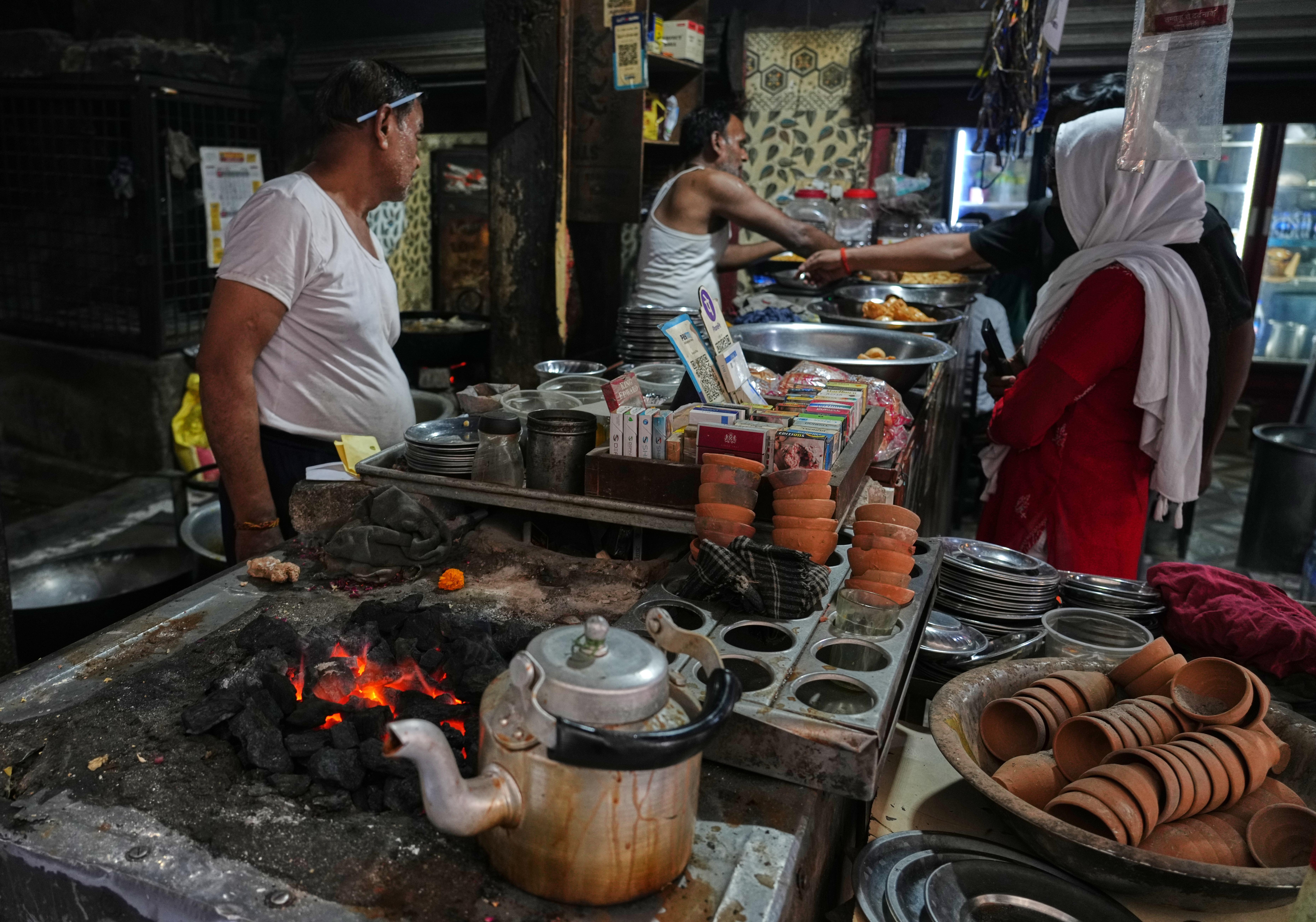 Falta de combustible por la guerra en Irán impacta a las cocinas, a los bosques y a la conservación en África y Asia