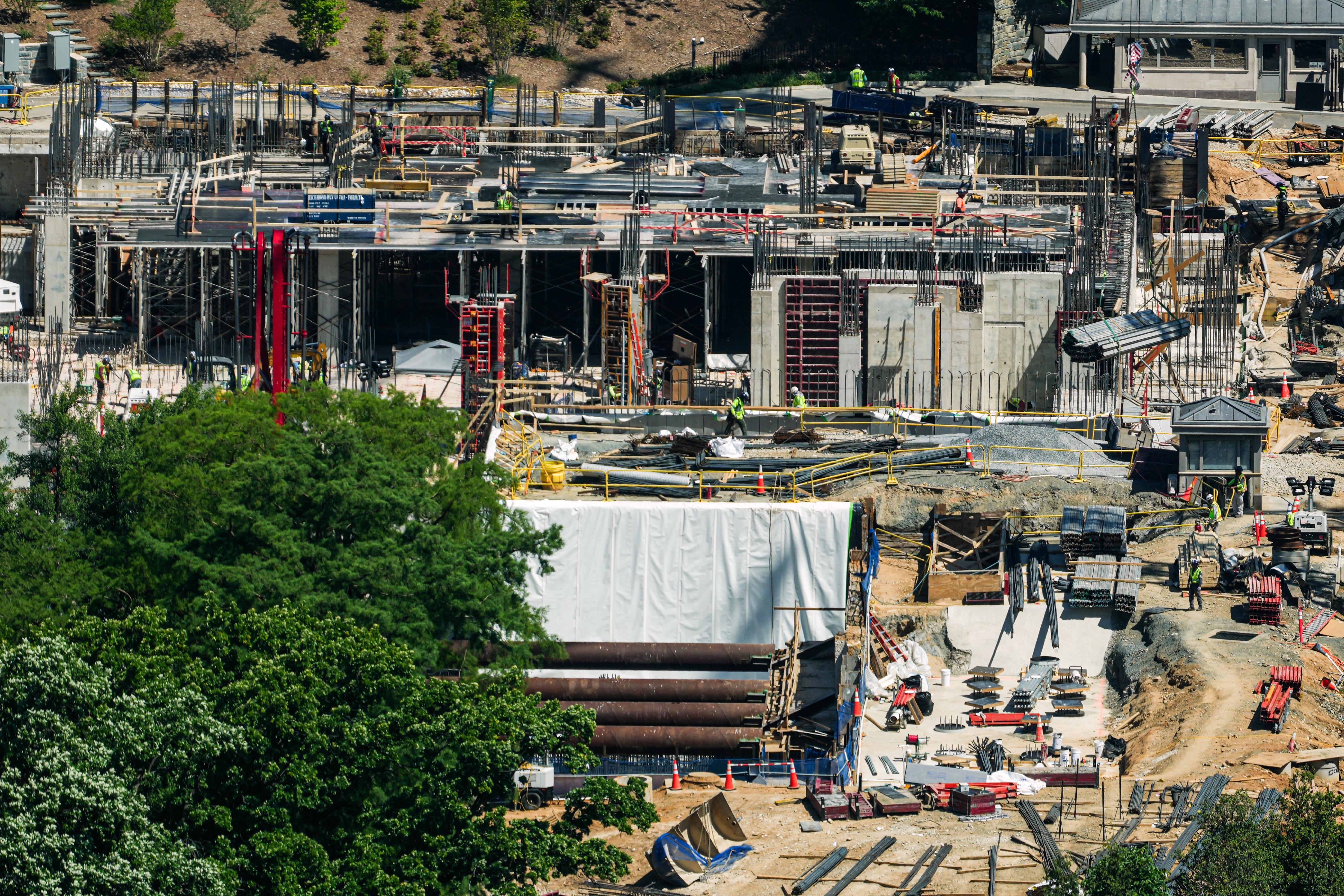 La construcción del nuevo salón de baile de la Casa Blanca se observa desde el Monumento a Washington, el martes 5 de mayo de 2026, en Washington.