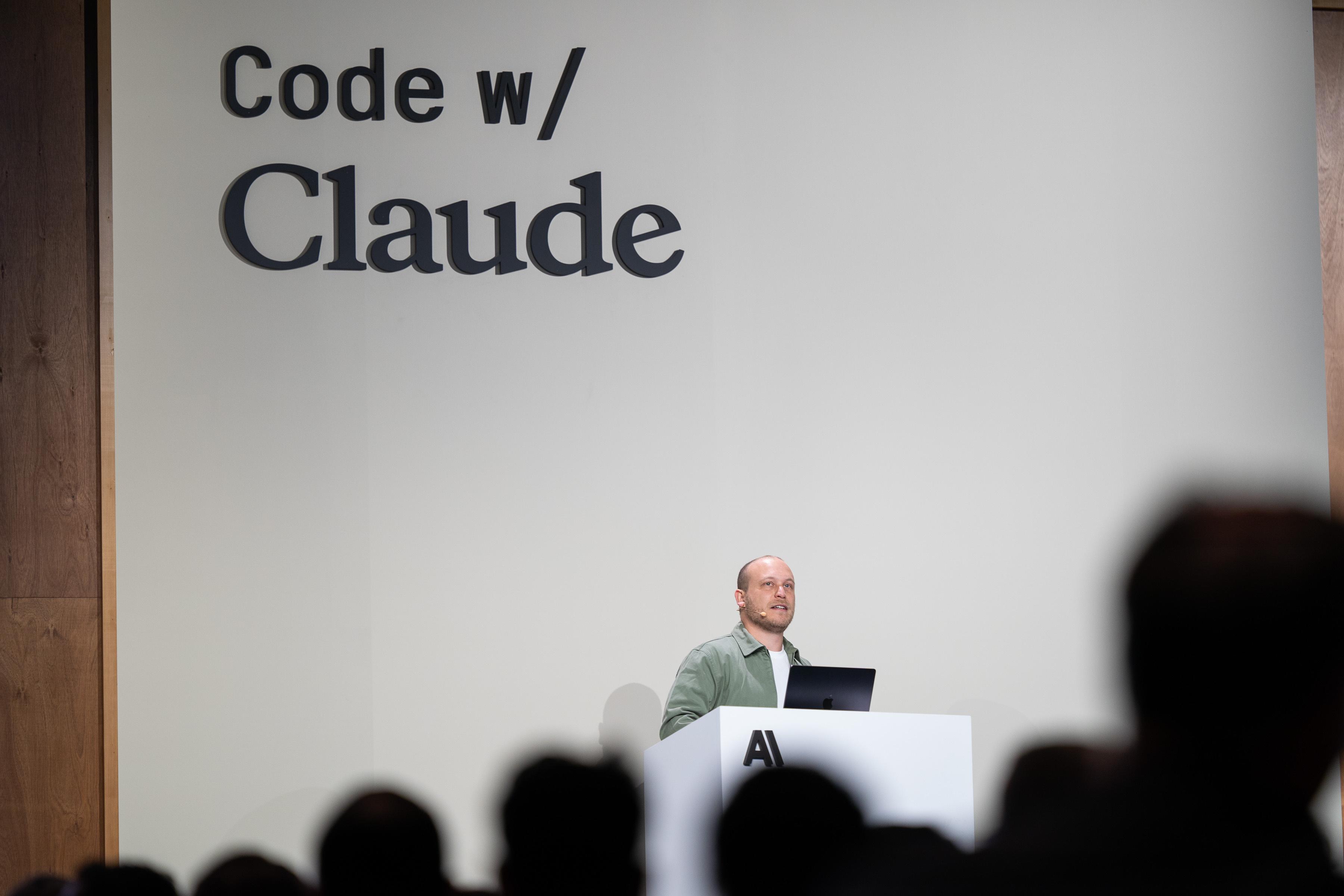 Boris Cherney, director de Claude Code en Anthropic, hizo una presentación en el escenario de la conferencia para desarrolladores Code with Claude.