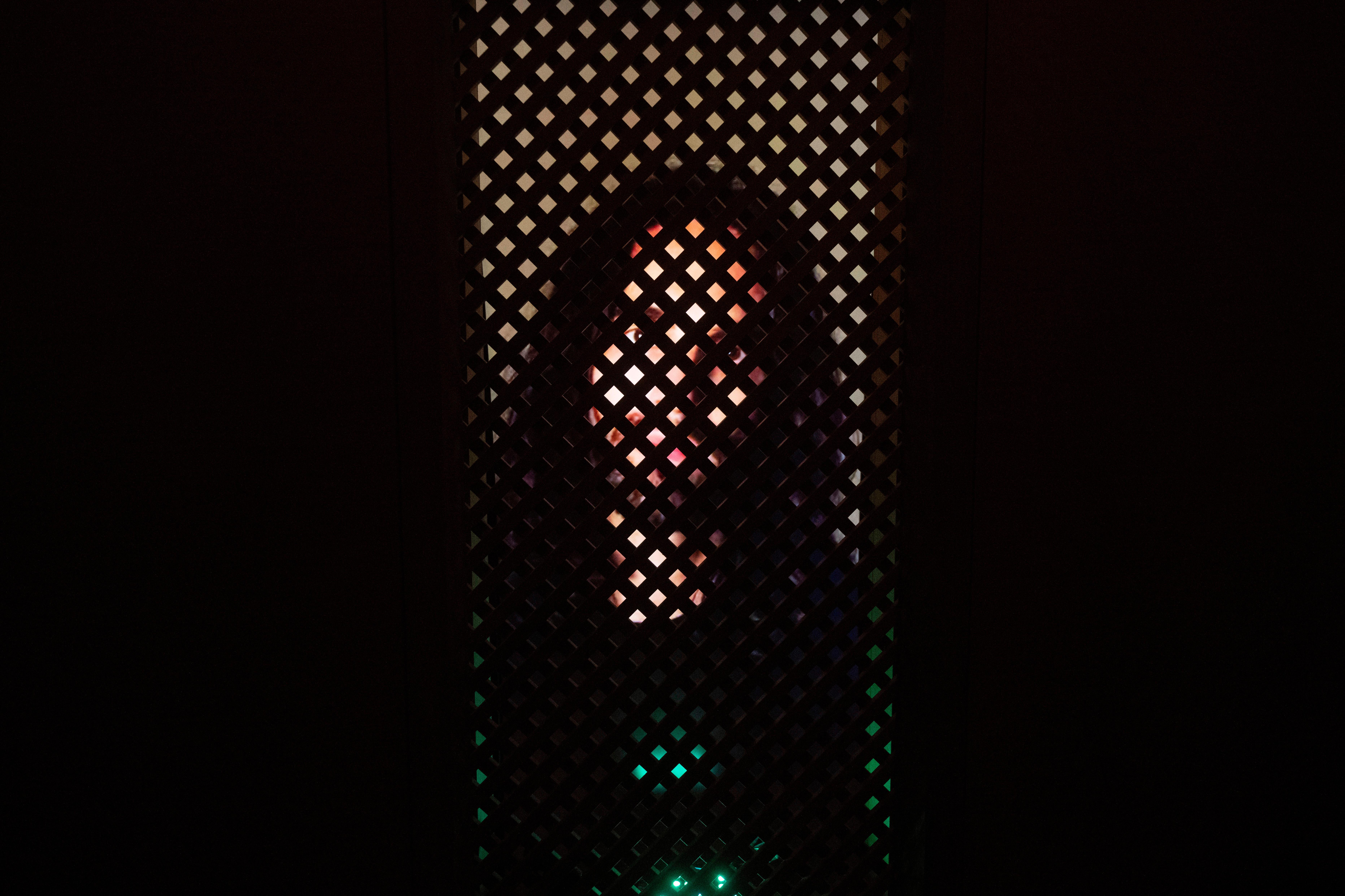 Una instalación artística experimental con un Jesús de IA titulada Deus in Machina, en un confesionario en la capilla de San Pedro en Lucerna, Suiza.