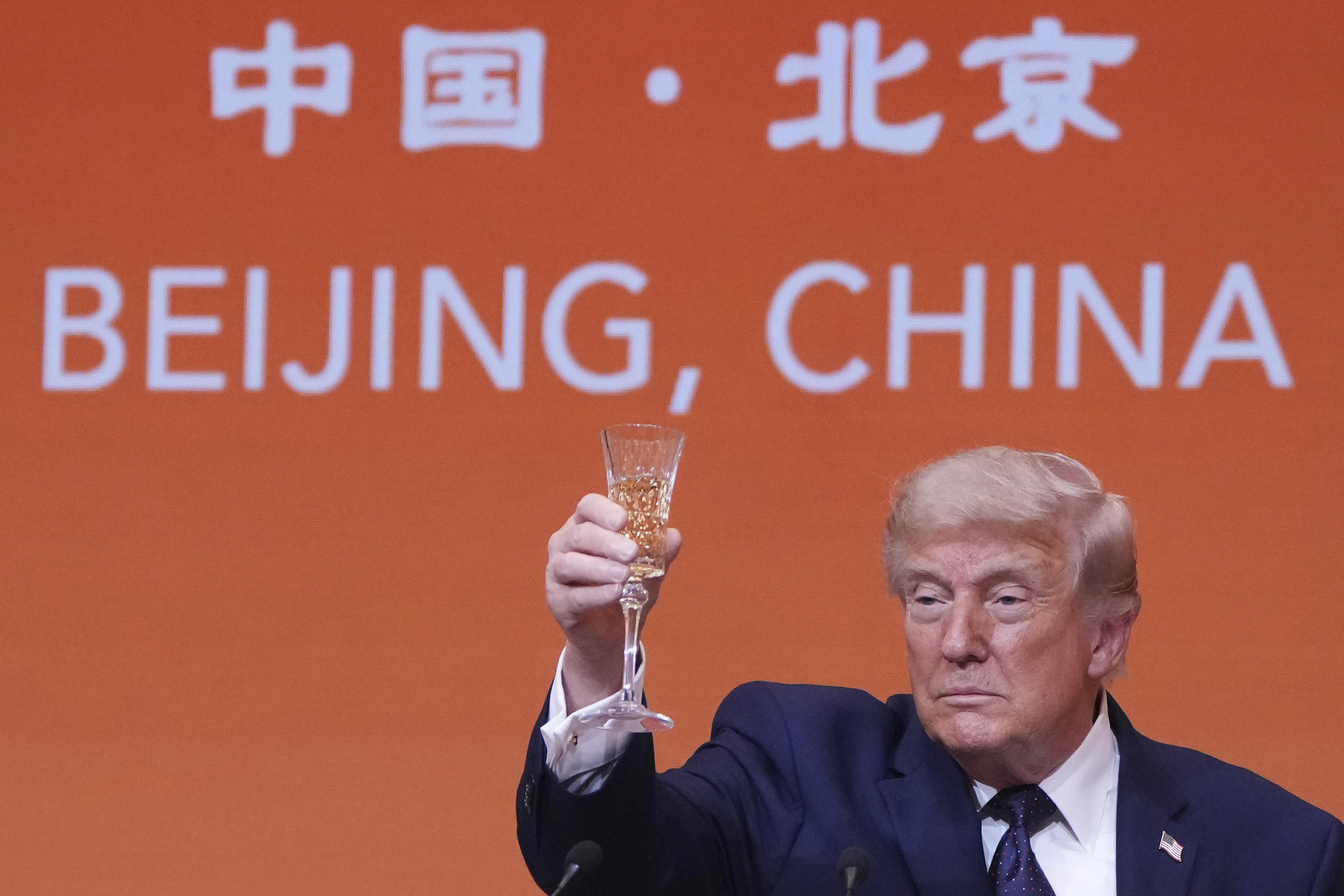 El presidente Donald Trump brinda durante una cena de Estado con el presidente chino Xi Jinping en el Gran Salón del Pueblo el jueves 14 de mayo de 2026 en Pekín.
