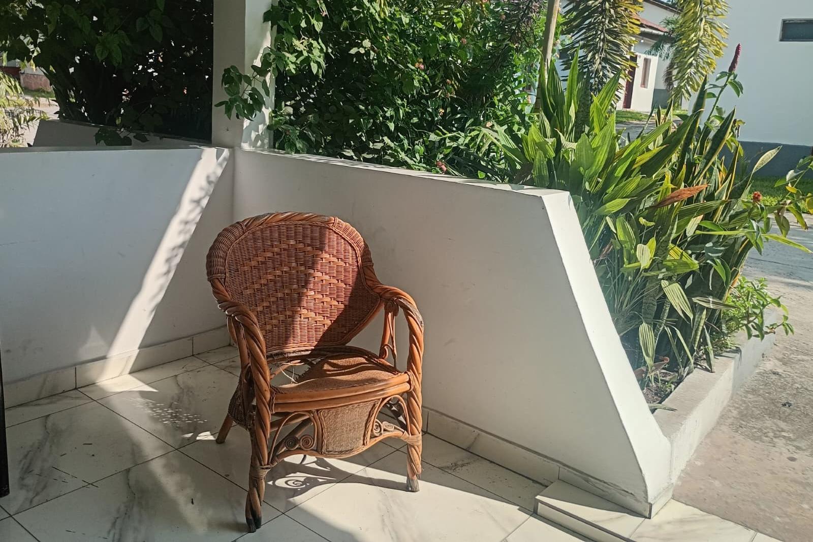 Una silla afuera de la habitación de hotel a la que fue deportada una colombiana desde Estados Unidos, en Kinshasa, República Democrática del Congo.