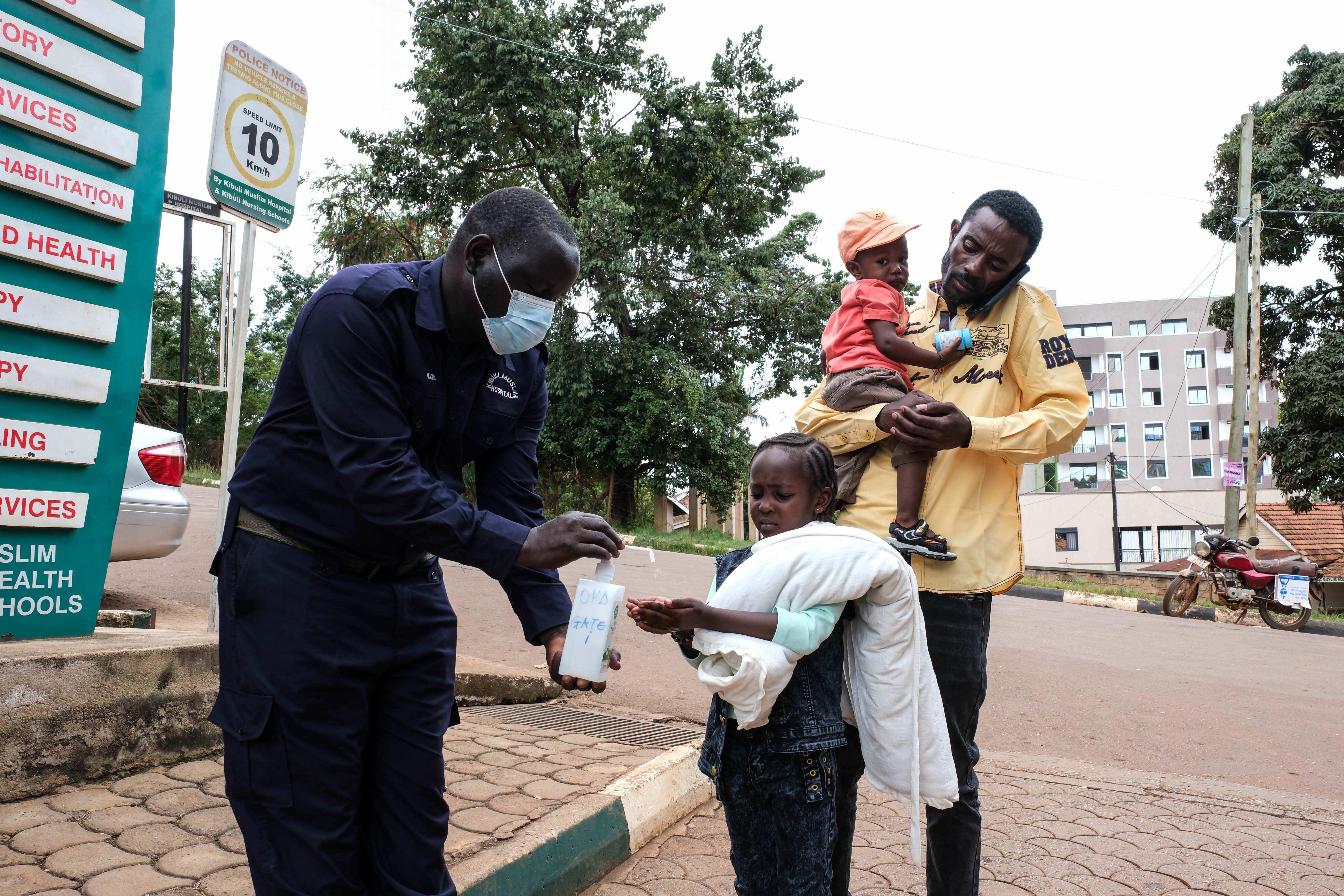 Una niña se desinfecta las manos frente al Hospital Musulmán de Kibuli, el sábado 16 de mayo de 2026, en Kampala, Uganda.