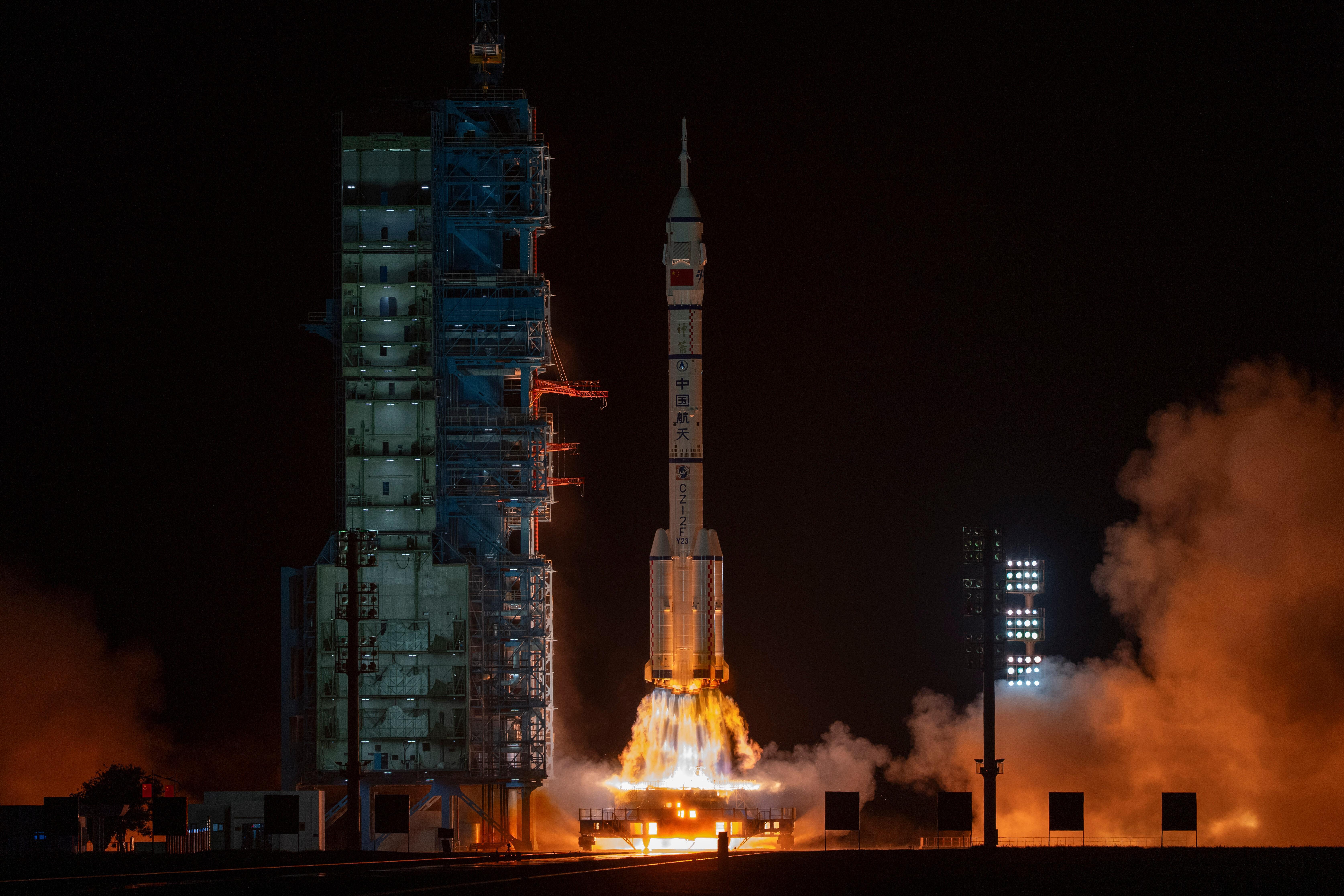 Nave Shenzhou 23 con 3 astronautas, uno de los cuales estará un año en el espacio, viaja rumbo a la estación china Tiangong
