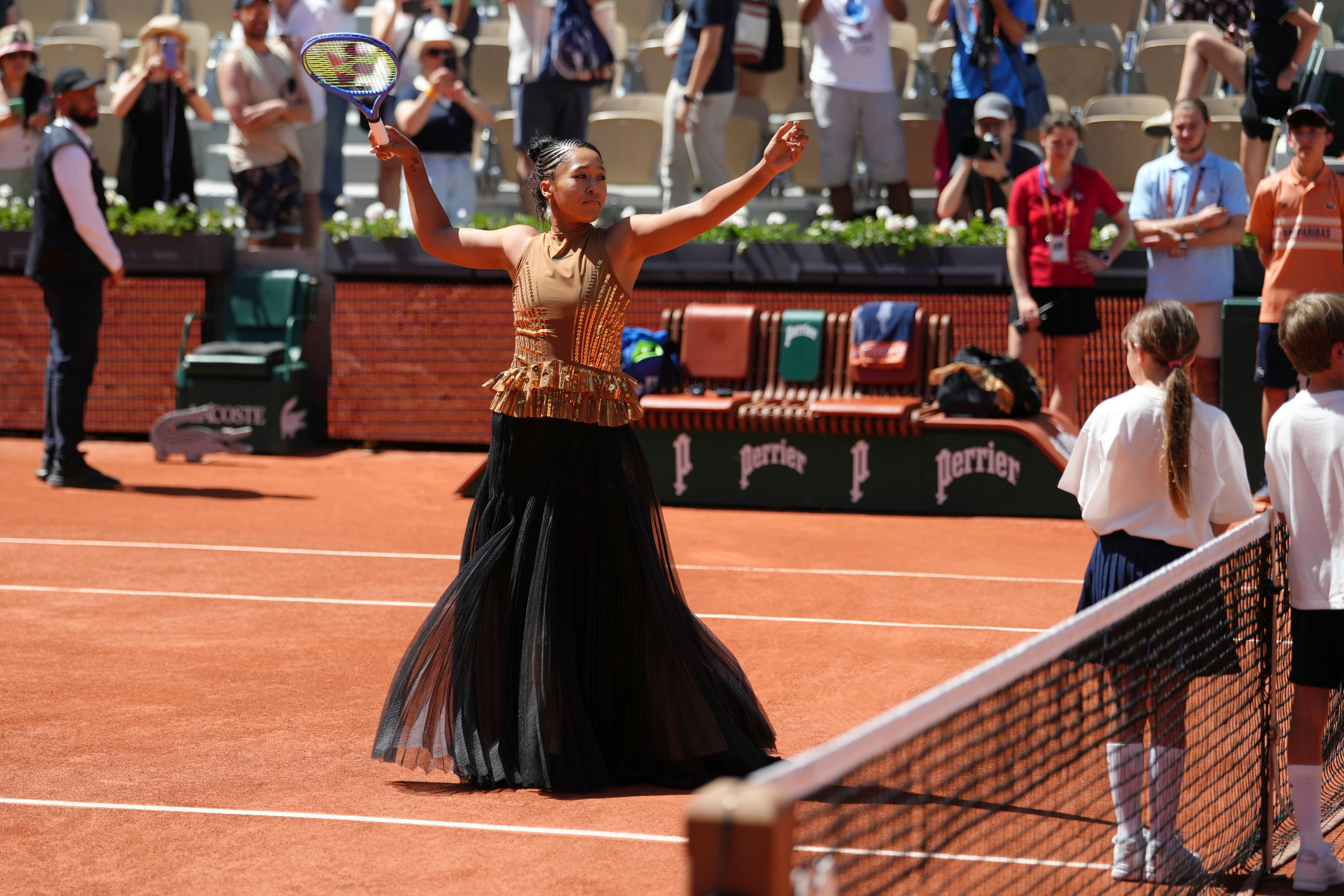 ‘Como la Torre Eiffel’: Naomi Osaka deslumbra en Roland Garros con un outfit espectacular