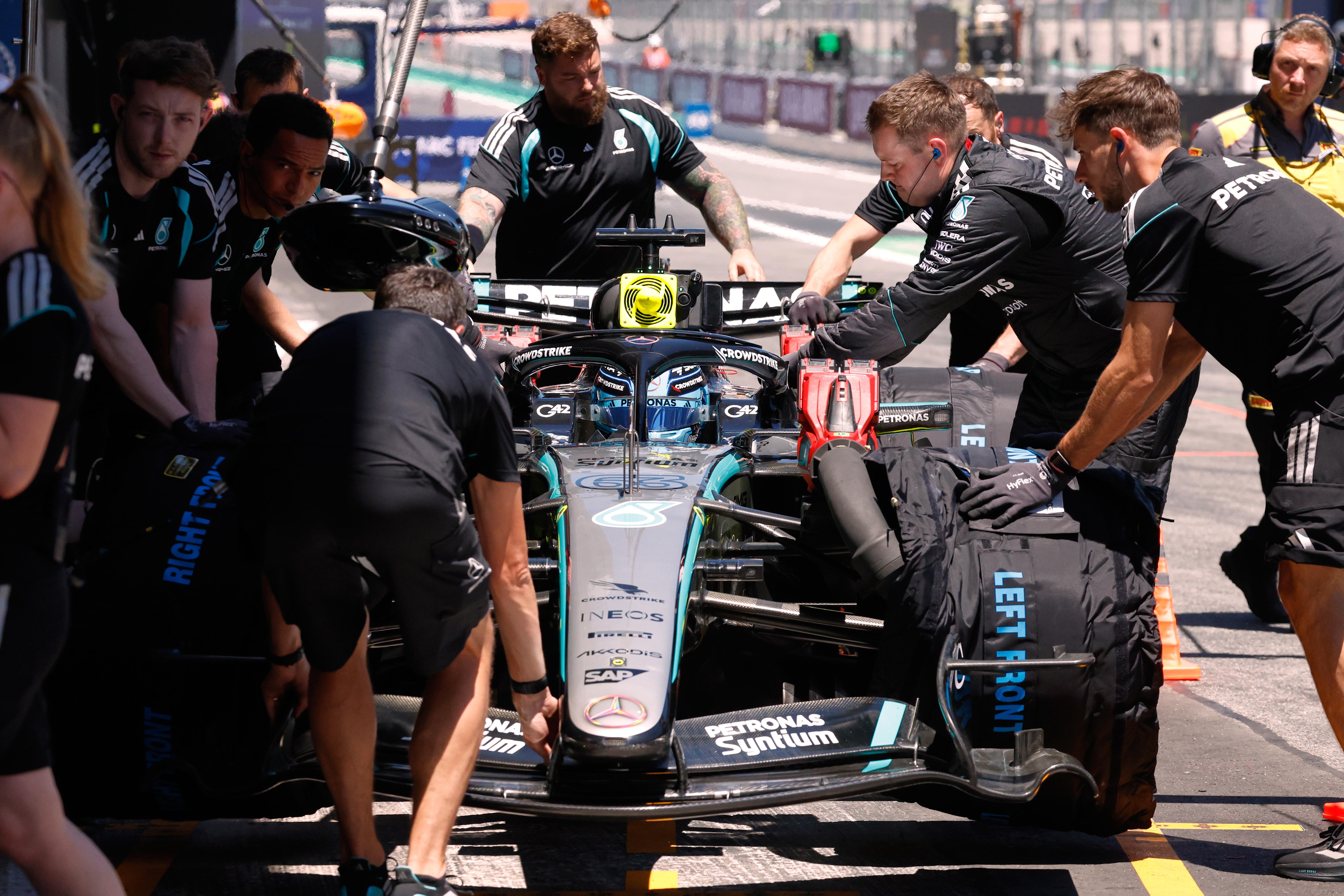 George Russell lidera la FP1 en Barcelona; Colton Herta reemplaza a Checo Pérez