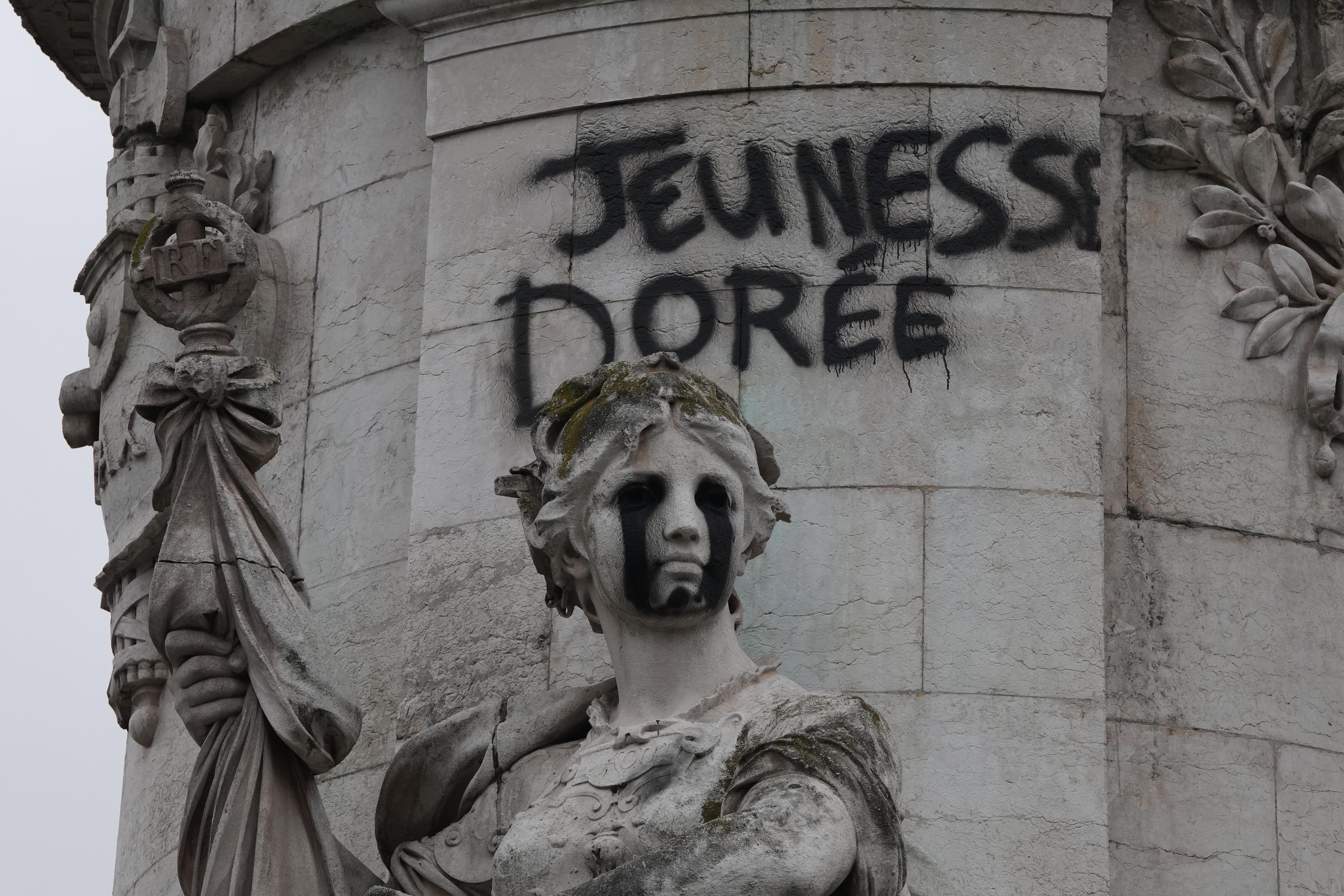 Un ajuste de cuentas generacional en las calles de París