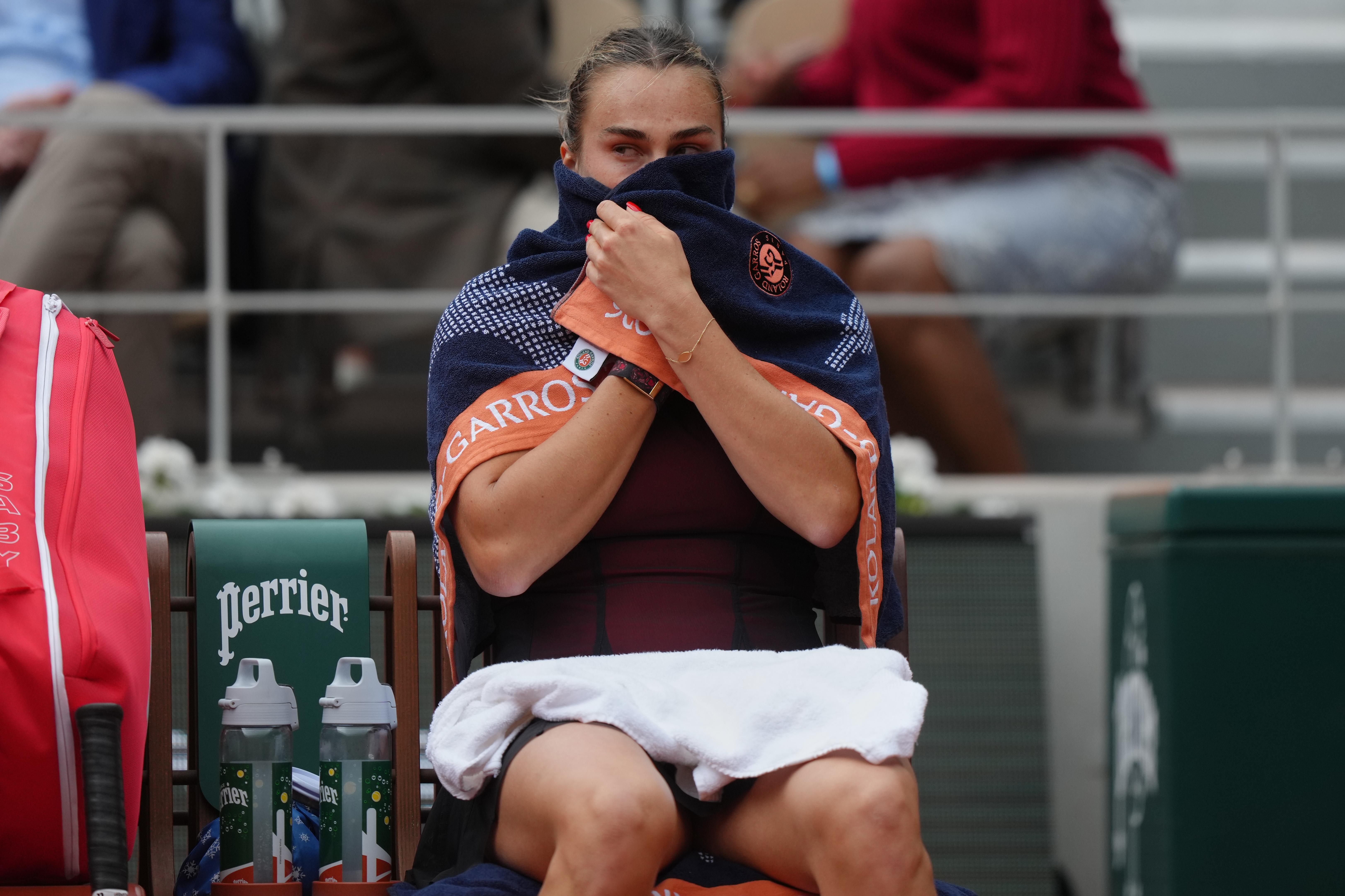 ¿Qué pasó con Aryna Sabalenka? La número 1 del mundo sufre impactante colapso y queda eliminada de Roland Garros