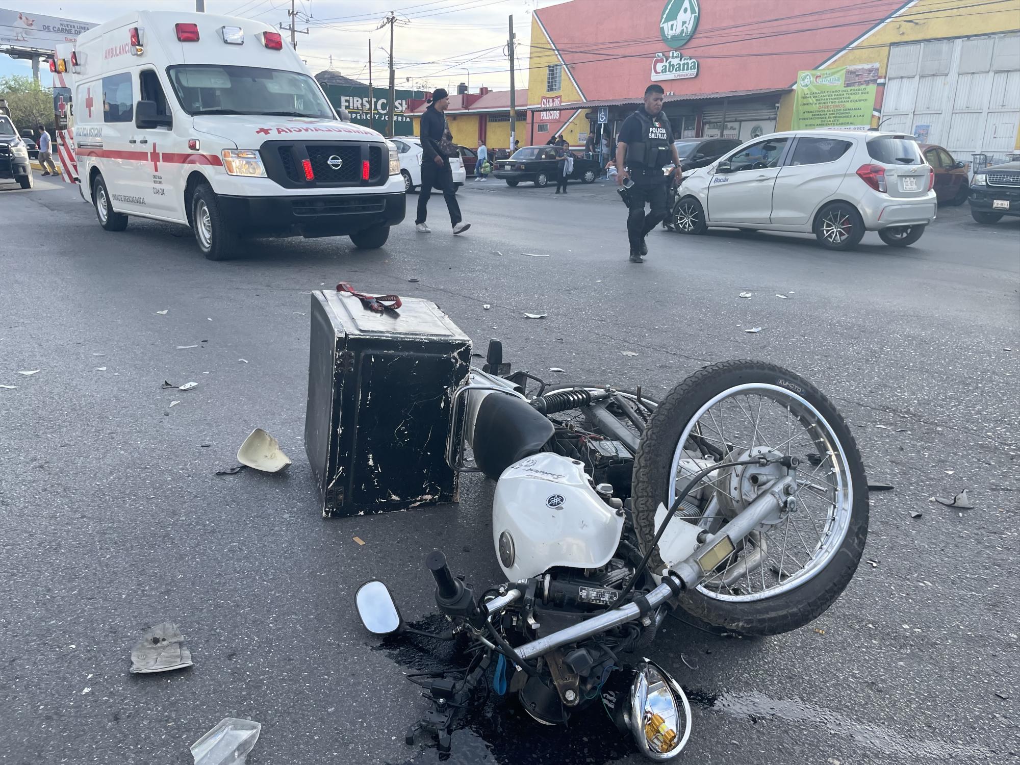 En Saltillo, derriban a empleado de refaccionaria y cae de su moto. Noticias en tiempo real