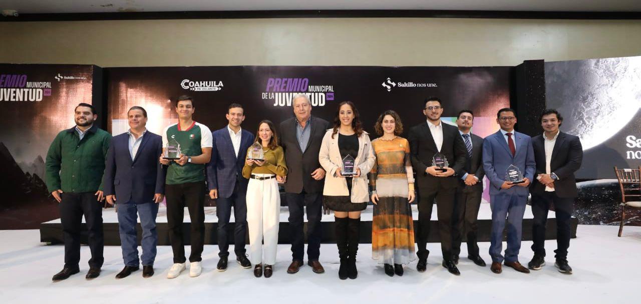 El alcalde de Saltillo, José María Fraustro Siller, entregó el Premio Municipal de la Juventud 2024, destacando la capacidad de las y los jóvenes para transformar su entorno con creatividad, dedic