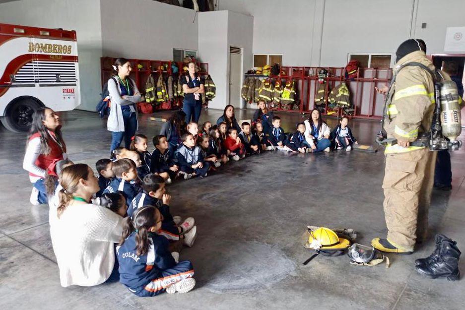 Bomberos de Saltillo capacitan a estudiantes para prevenir incendios. Noticias en tiempo real