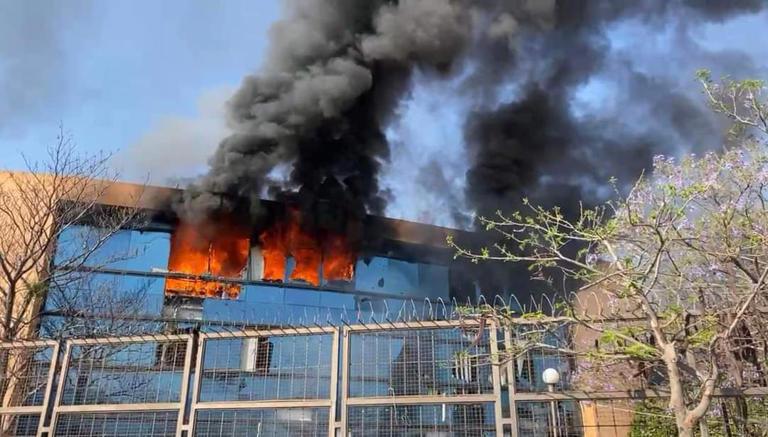 Normalistas invaden Palacio de Gobierno de Guerrero, provocan incendios con bombas molotov. Noticias en tiempo real