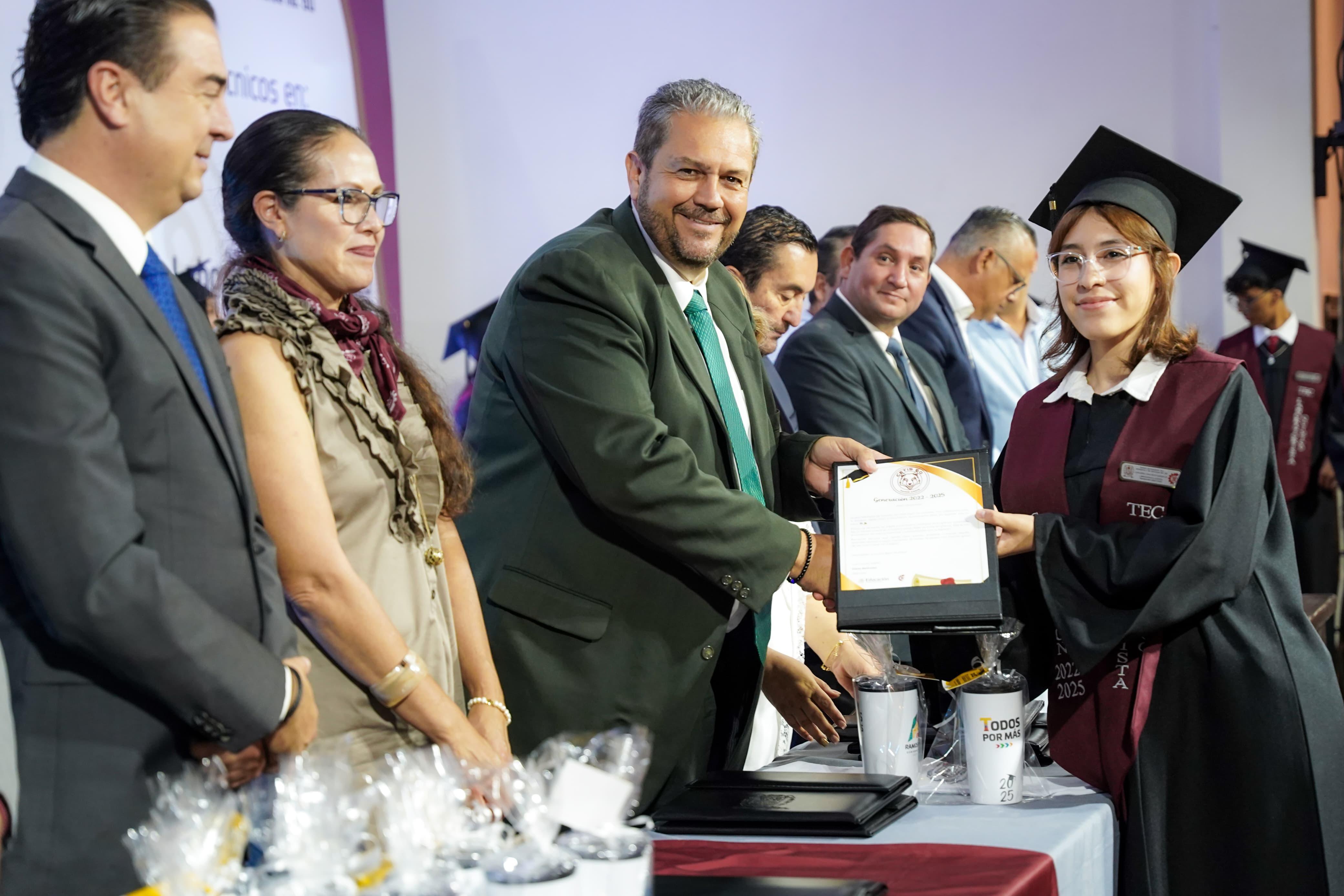 Becará Ramos Arizpe a estudiantes de alto rendimiento. Noticias en tiempo real