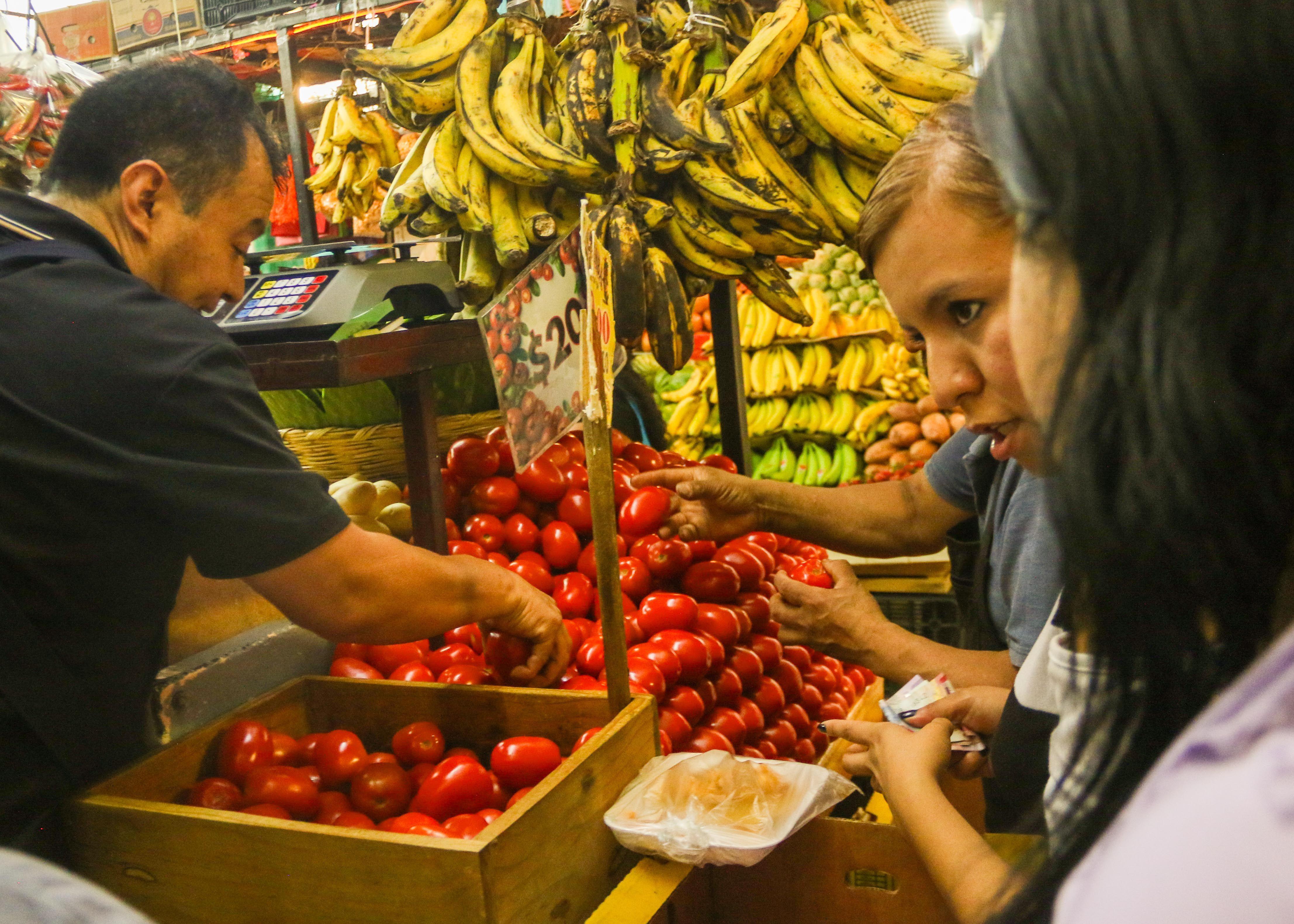 Sheinbaum niega que aumento al salario mínimo provoque inflación en alimentos