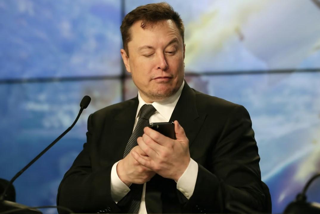 Musk pide hacer una pausa en los sistemas de la inteligencia artificial, por posibles riesgos para la humanidad. Noticias en tiempo real