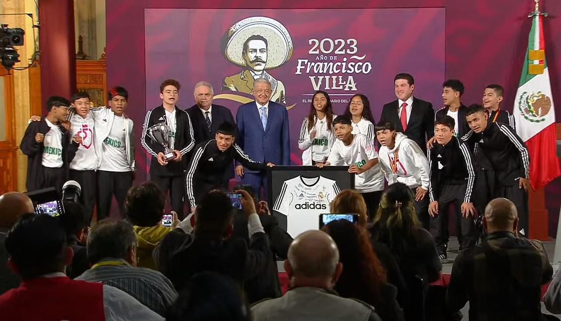 AMLO junto con Samuel García celebran a los jóvenes mexicanos que ganaron el Desafío Mundial del Real Madrid. Noticias en tiempo real