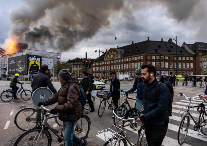 Se produce incendio en la histórica Bolsa de Copenhague en Dinamarca. Noticias en tiempo real