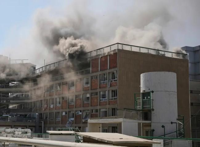 Decenas de misiles iraníes impactan importantes hospitales y edificios residenciales israelíes. Noticias en tiempo real