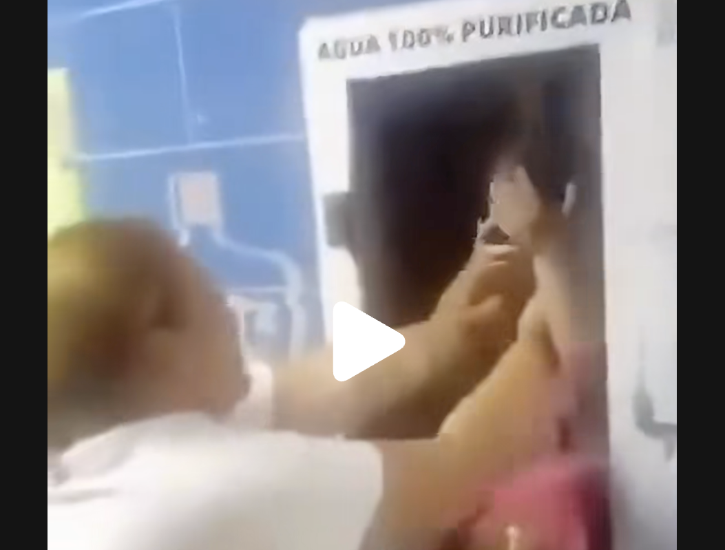 Torreón: video de mujer bañando a niña en dispensador de agua desata debate por crisis hídrica
