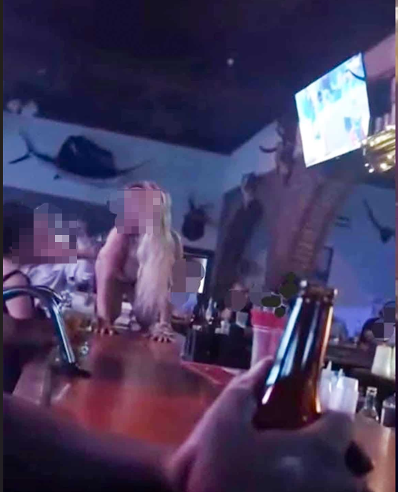 Clausuran bar tras viralizarse baile sobre la barra en Acuña