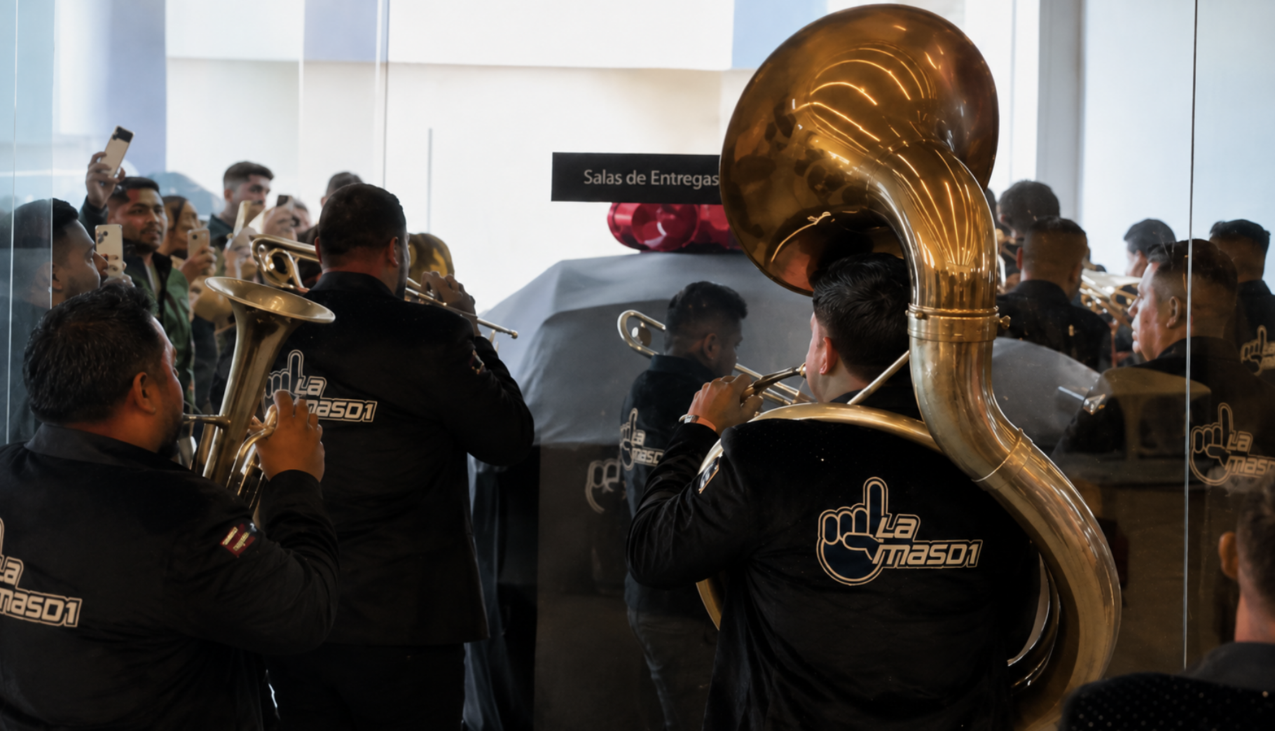 ¡Ámonos recio! Llegan con todo y banda a estrenar carro nuevo en Torreón (video)