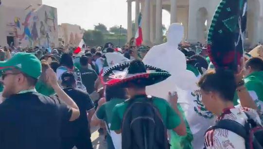 Aficionados mexicanos bailan ‘Payaso de Rodeo’ en Qatar (video). Noticias en tiempo real