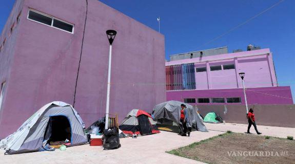 Madres enfrentan frío al exterior de Hospital Materno Infantil de Saltillo. Noticias en tiempo real