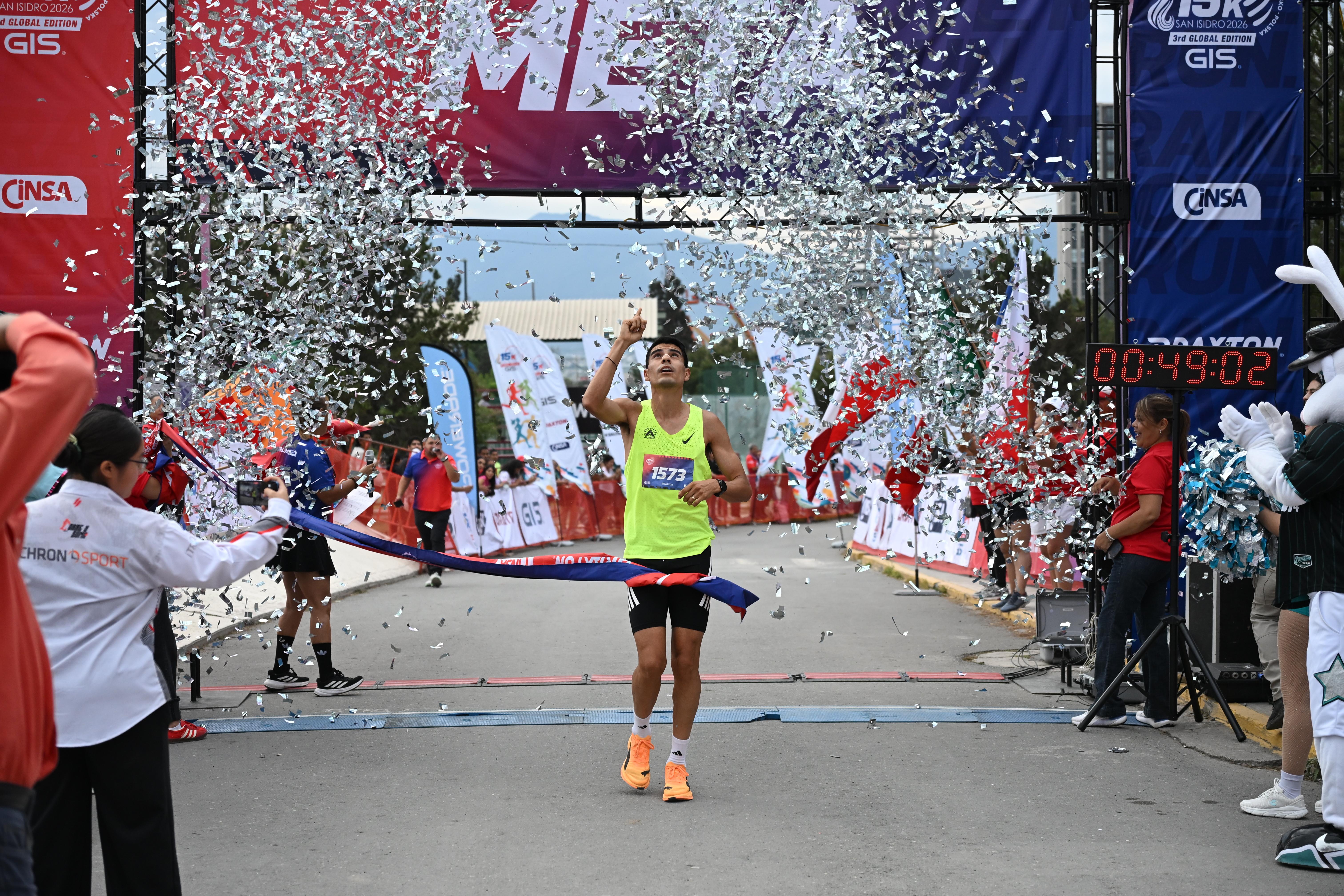 Alexis Adán Hernández Treviño se quedó con el primer lugar de la clasificación general varonil en la 15K San Isidro.
