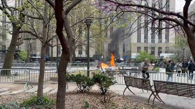 Hombre se incendia afuera de la Corte de Nueva York, donde Donald Trump enfrentaba juicio. Noticias en tiempo real