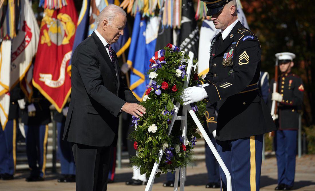 Sufre Biden leve desorientación durante ceremonia de los veteranos en Arlington. Noticias en tiempo real