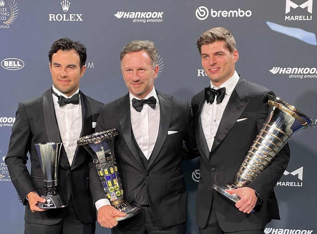 Checo Pérez recibe su trofeo como subcampeón de la F1 en la Gala de la FIA. Noticias en tiempo real