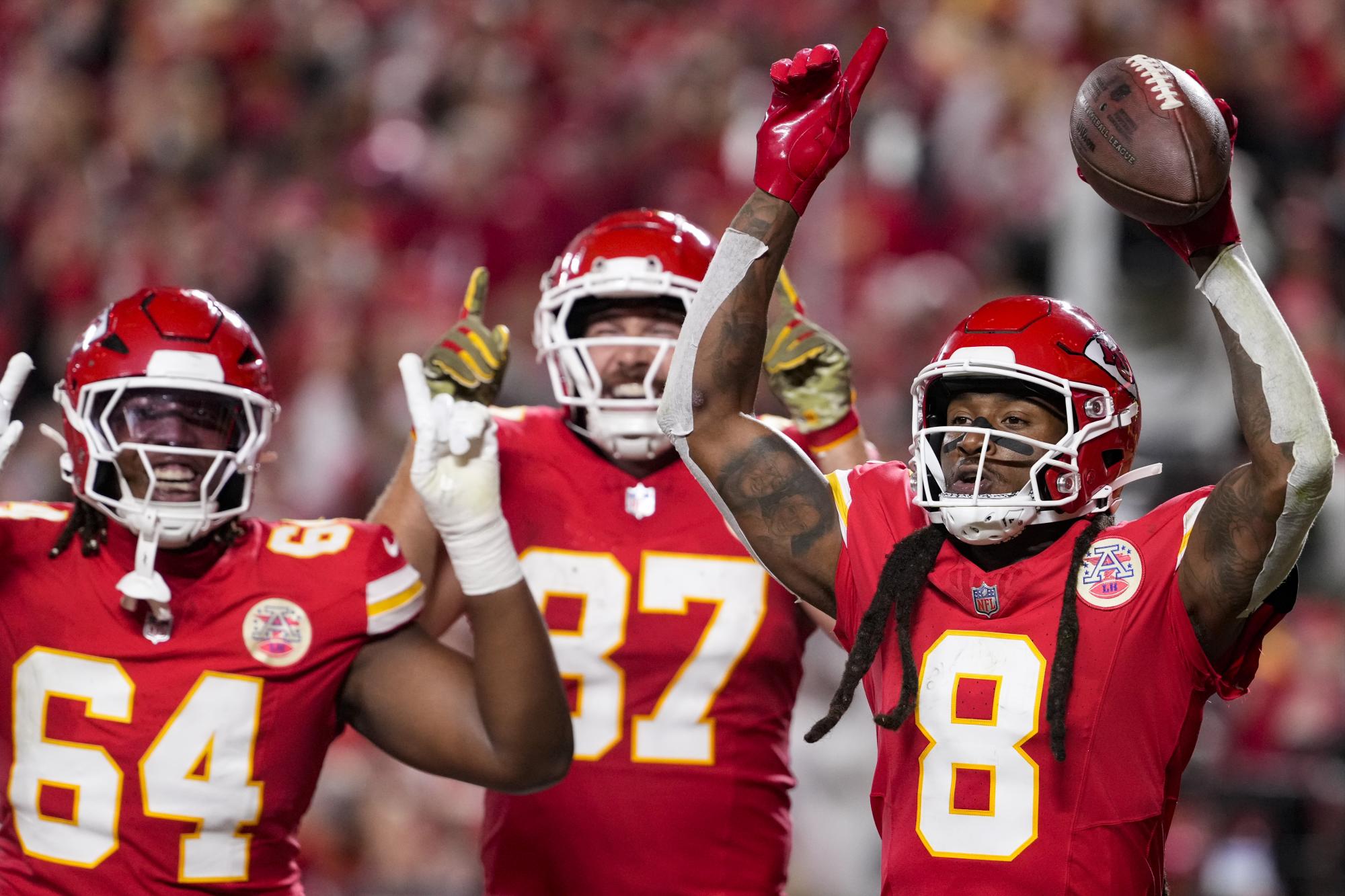 Los Chiefs de Kansas City se llevaron una emocionante victoria en tiempo extra, derrotando 30-24 a los Buccaneers de Tampa Bay en el Monday Night Football celebrado en Arrowhead Stadium, manteniendo a