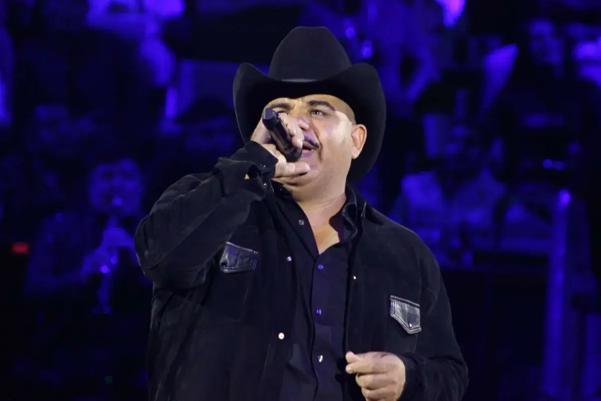 Cancelan a Chuy Lizárraga, cantante de regional mexicano, por presunto acto de homofobia en concierto. Noticias en tiempo real